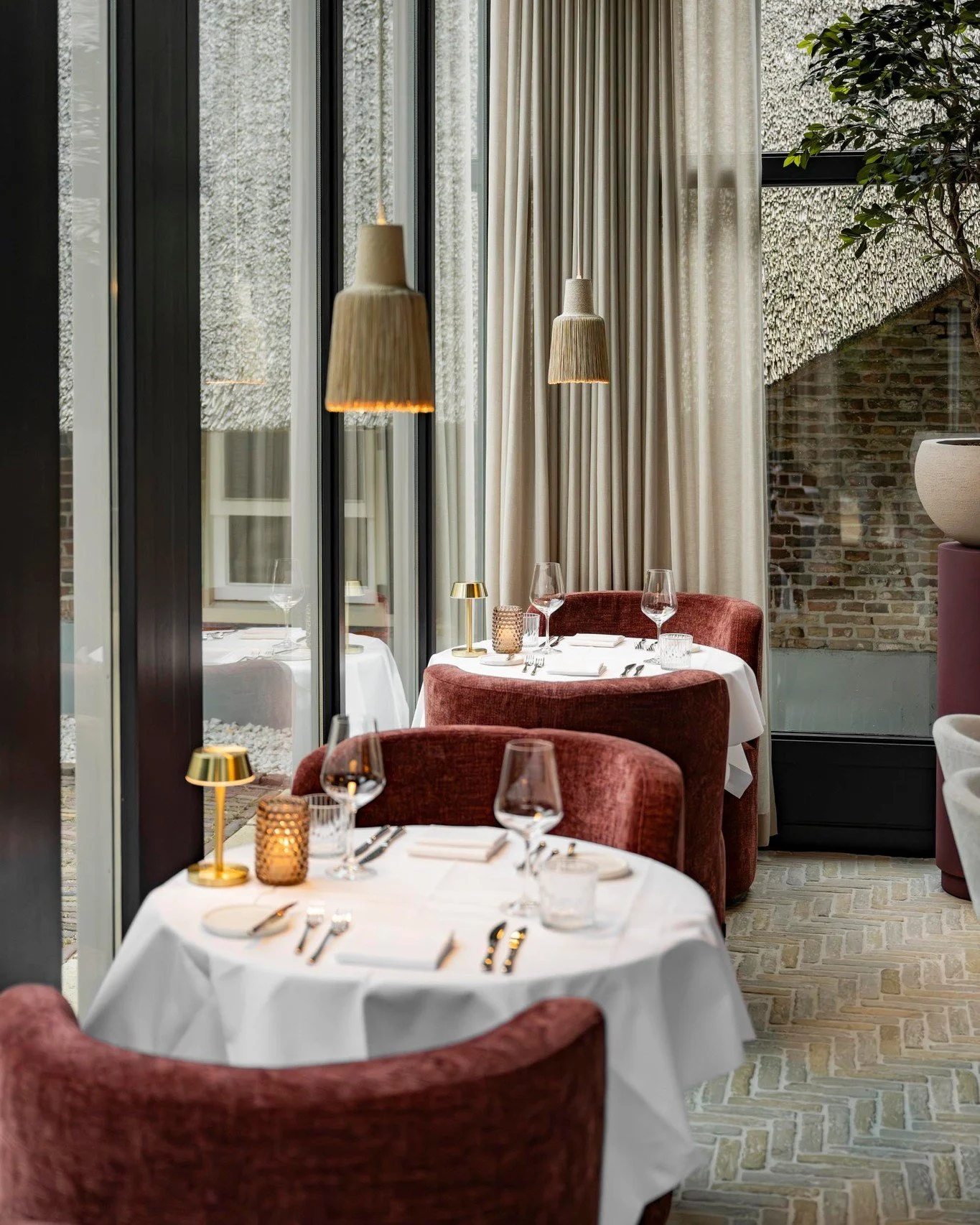 De serre in zacht licht.
Een moment van stilte, vlak voor een beleving vol smaak.

#EsteWaalwijk #RestaurantEste #Waalwijk #Serre #Diner #Sfeervol