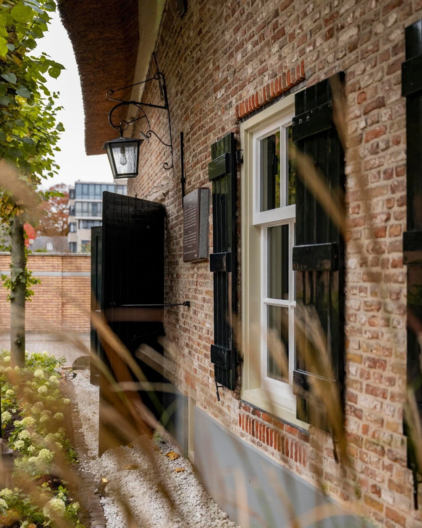 Donderdag voelt als het begin van iets goeds.
Lunch, diner of een glas aan tafel.

Welkom vandaag bij Este.

#estewaalwijk #restauranteste #waalwijk #oudnieuw #zonderhaast #stiltesmaakt #donderdagbijeste