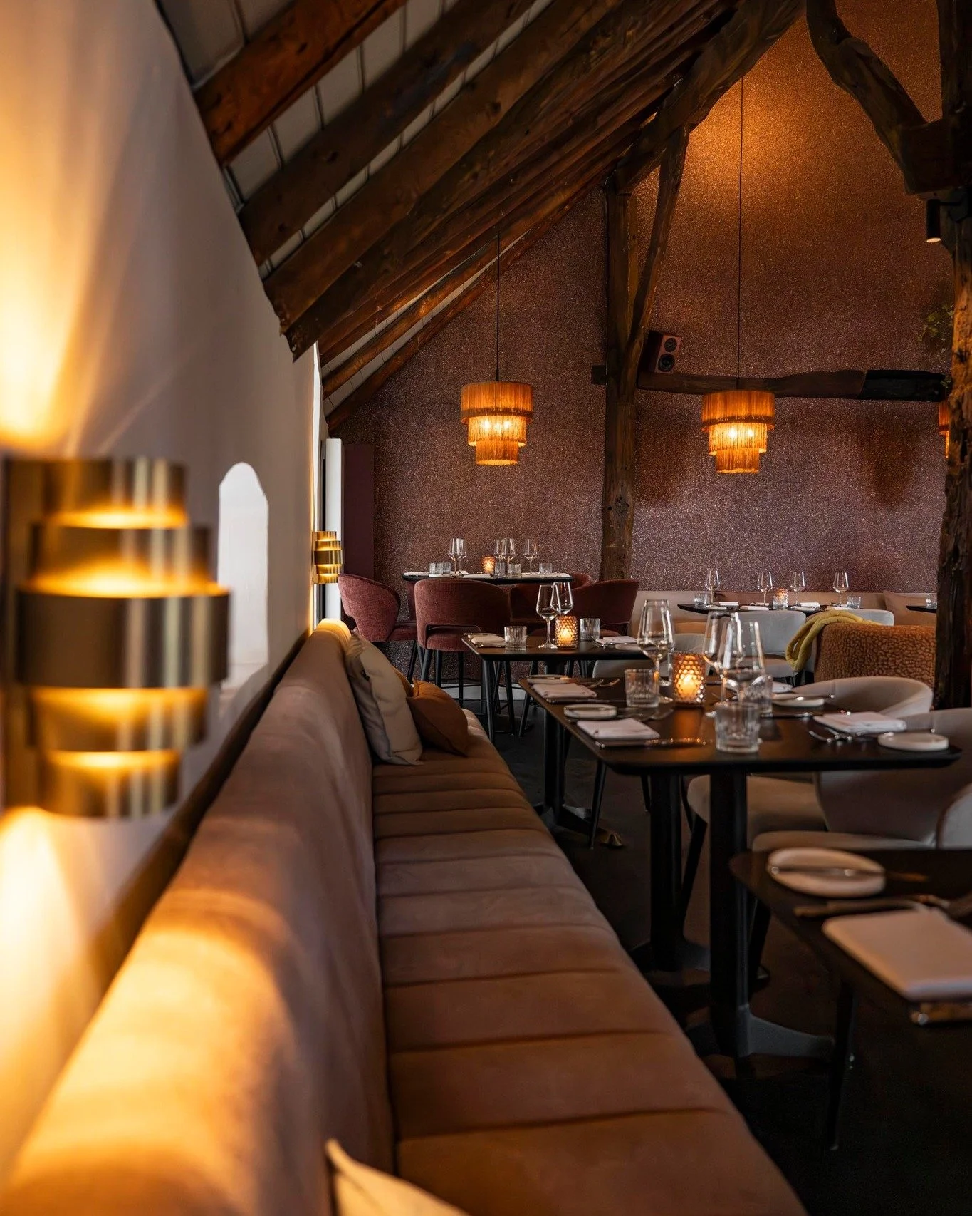 Voor gesprekken, voor lange avonden, voor mensen die samen willen zijn.
Groots of klein gezelschap, hier is de setting altijd goed!

Voor gezelschappen vanaf tien personen vragen we vriendelijk om telefonisch contact op te nemen via 0416 - 34 94 81.
