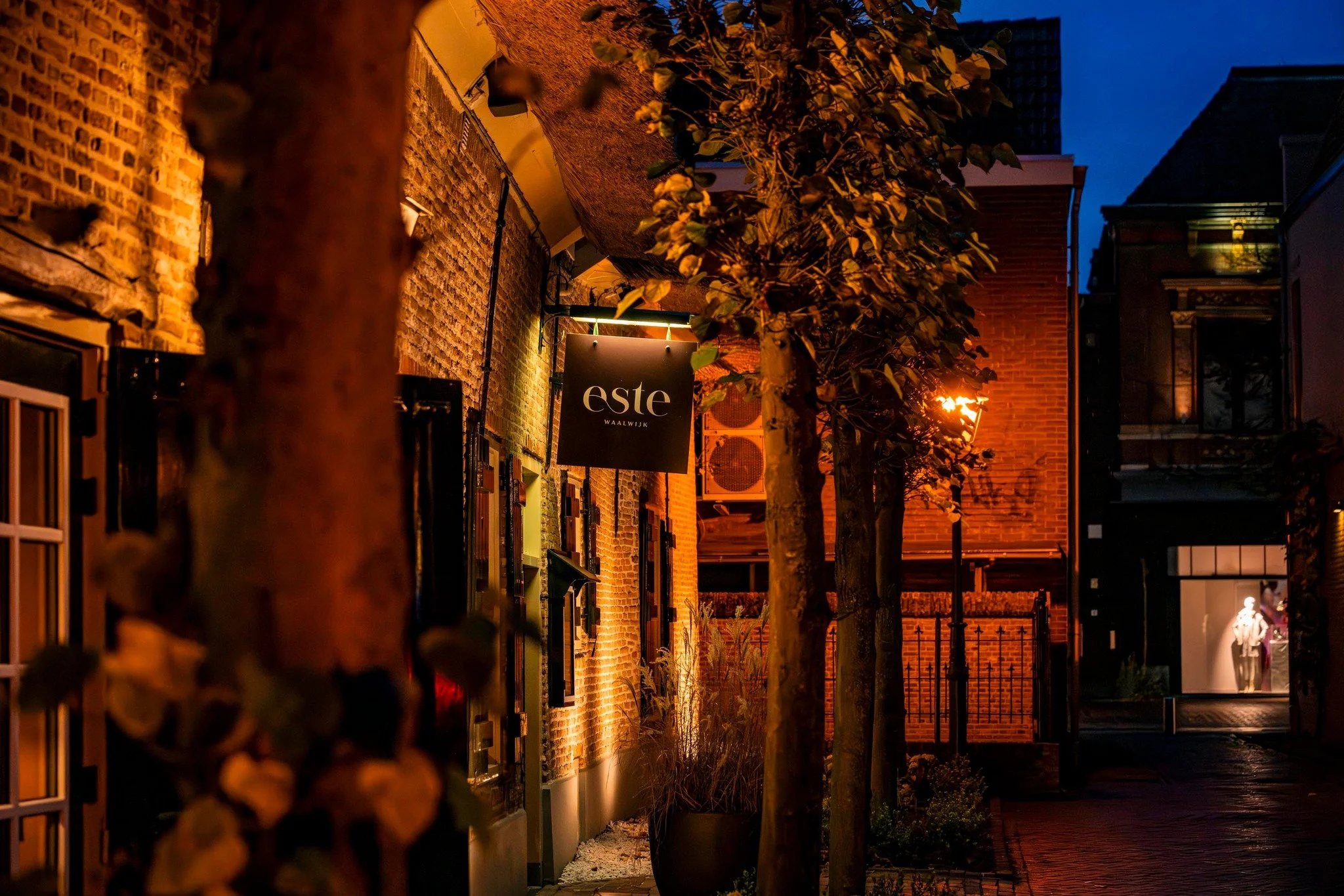 Kerst hoeft niet in twee dagen te passen. Op 27 en 28 december is SUD gewoon geopend. Voor wie het kerstdiner liever iets later viert, of gewoon nog even wil blijven hangen in de sfeer. Nog &eacute;&eacute;n keer samen aan tafel. Net zo fijn.

#SUDmo