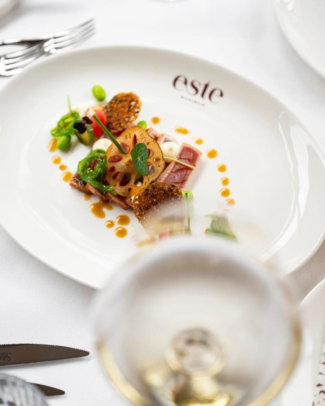 Tataki van tonijn met sojadressing, wasabicreme, wakame, zoetzure komkommer, zwarte sesamkletskop, bieslook en chip van lotuswortel.

Vandaag zijn we geopend.
Daarna gaan we even met vakantie.
Kom vandaag dus nog lekker even genieten.

#estewaalwijk 