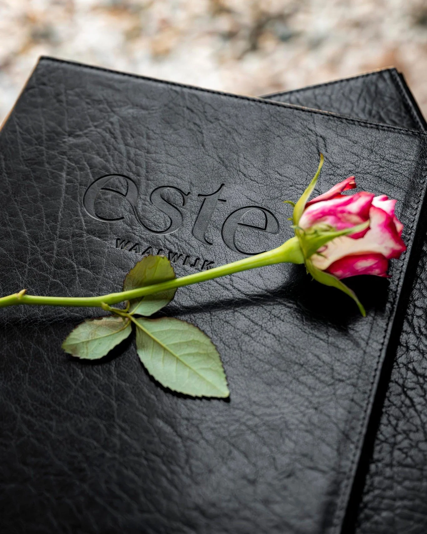 Valentijnsdiner is volgeboekt. 🌹
Maar we hebben nog plek voor Valentijn-lunch op 14 februari.

Kom samen aan tafel, met een lunch die voelt als avond.
Een moment op zichzelf, zonder haast.

Wil je er bij zijn?
Reserveer je lunch via de link in bio.
