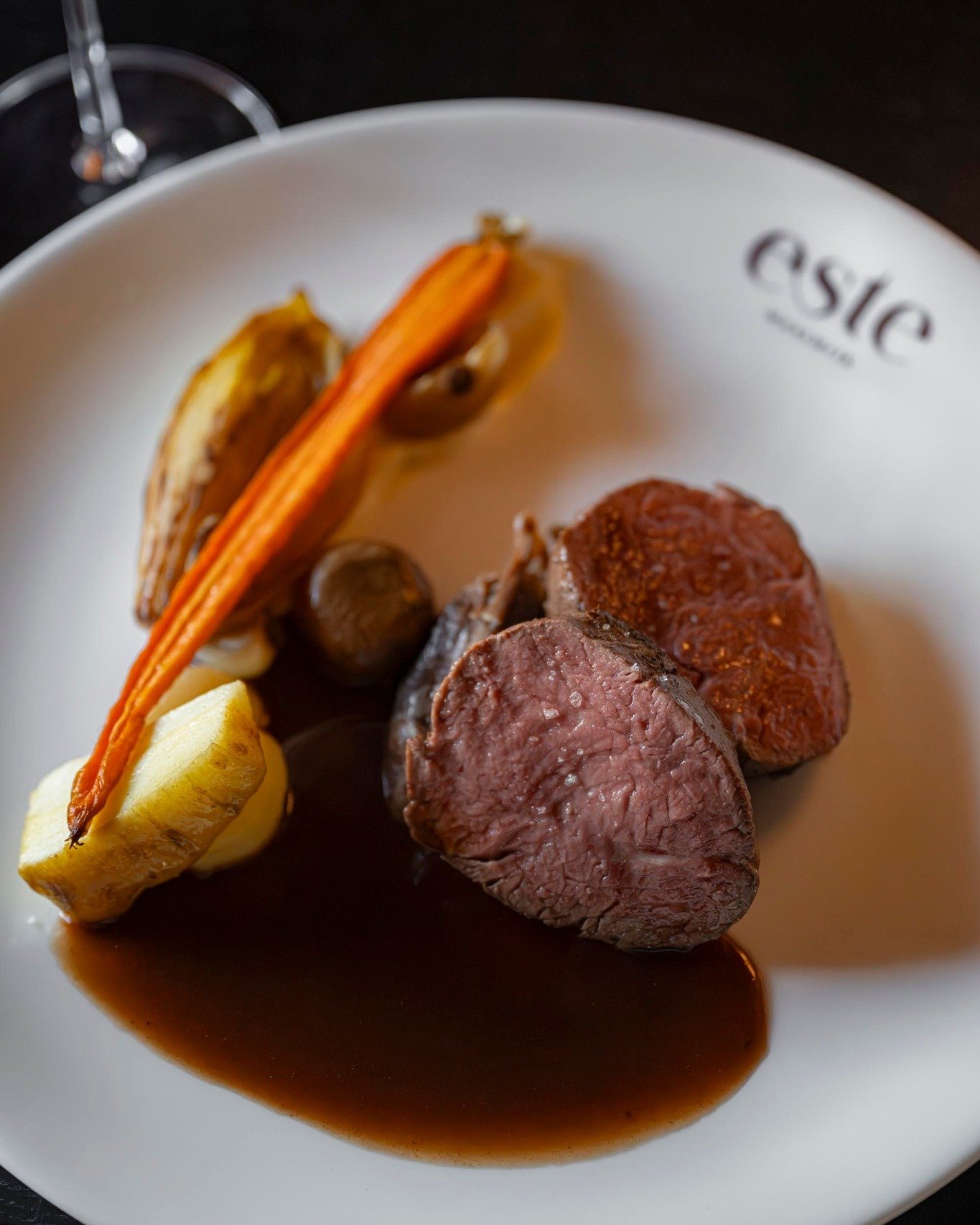 Ossenhaas, draadjesvlees, balsamico-uitjes en rode wijnsaus.
Klinkt goed. Is het ook.

Zin in lunch of diner?
Reserveer je tafel via de link in bio.

#estewaalwijk #restauranteste #waalwijk #lunchbijeste #dinerbijeste #smaakzonderfranje #oudnieuw #zo