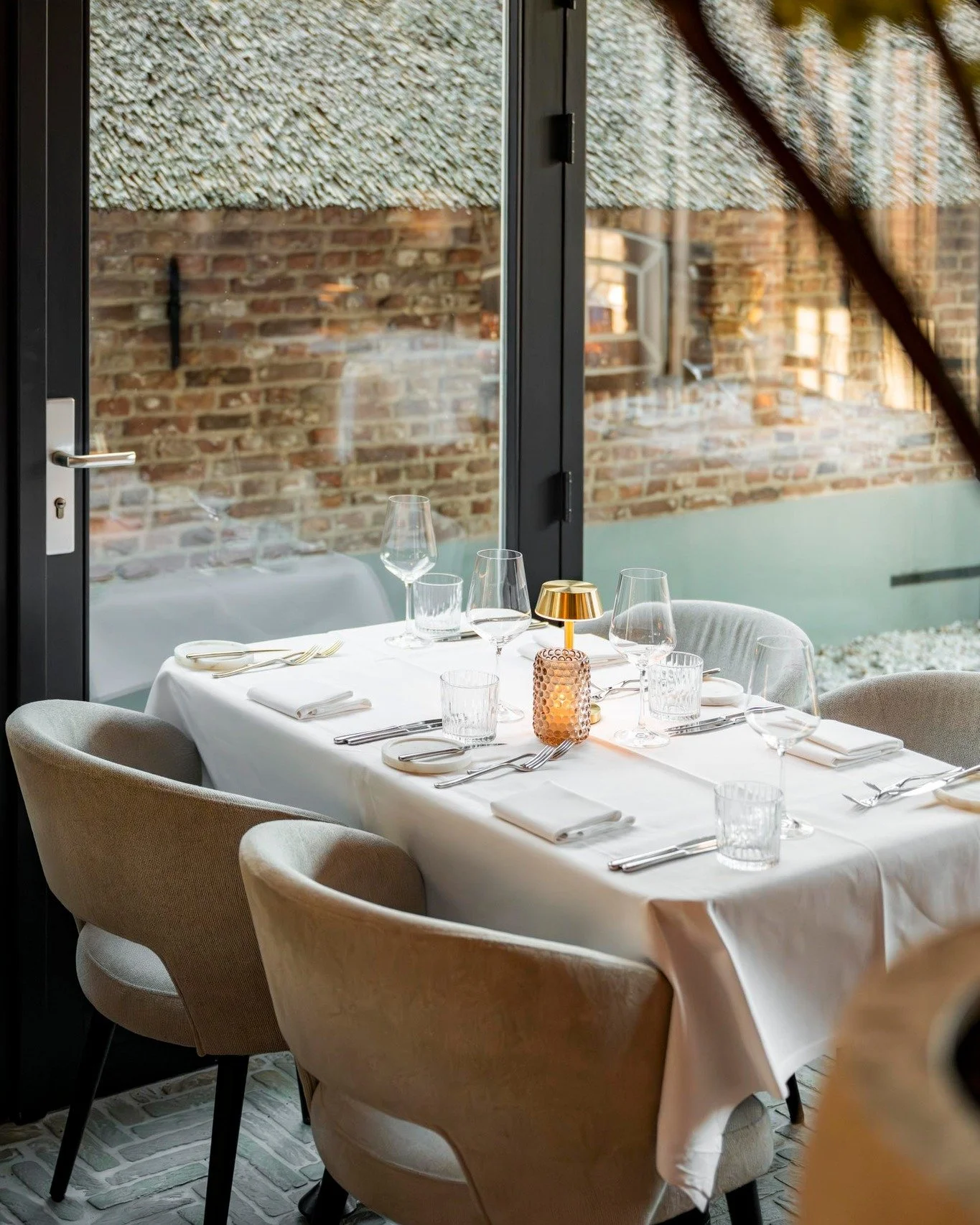 Sommige dagen vragen om een tafel.
Voor lunch. Voor diner. Voor even samen.

Je bent welkom bij Este.

#estewaalwijk #restauranteste #waalwijk #lunchbijeste #dinerbijeste #zonderfranje #oudnieuw