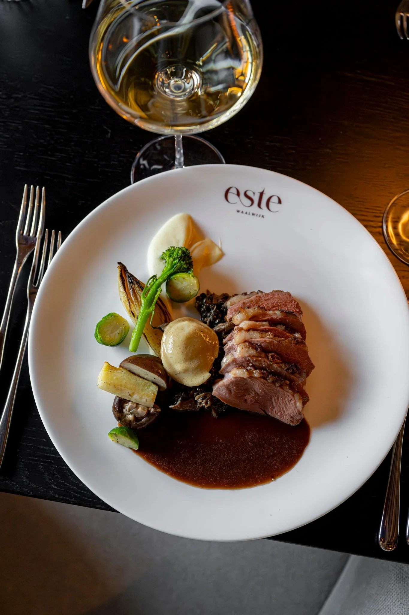 Duo van eend. Zachtgegaarde borst en gekonfijte poot, met beluga linzen en honing-tijmsaus.

Dit is er zo &eacute;&eacute;n waar je voor terugkomt.
Reserveer je tafel via de website.

#estewaalwijk #restauranteste #waalwijk #zondagbijeste #dinerbijes