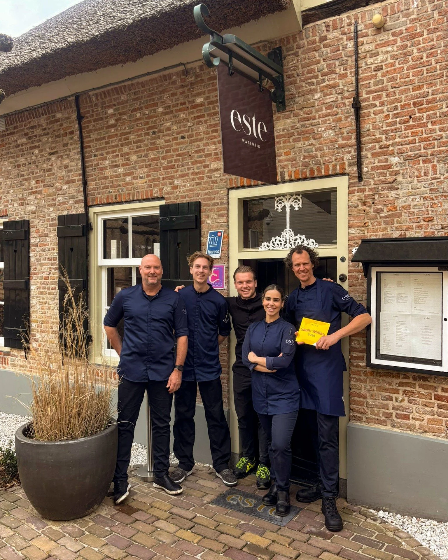 Trots op dit team. 💪
Nog maar net open en nu al opgenomen in de @gaultmillaunederland  gids.
Vandaag het bordje ontvangen, een mooi moment.

Dank aan iedereen die hier elke dag aan meebouwt en aan iedereen die al bij ons aan tafel zat.

#estewaalwij