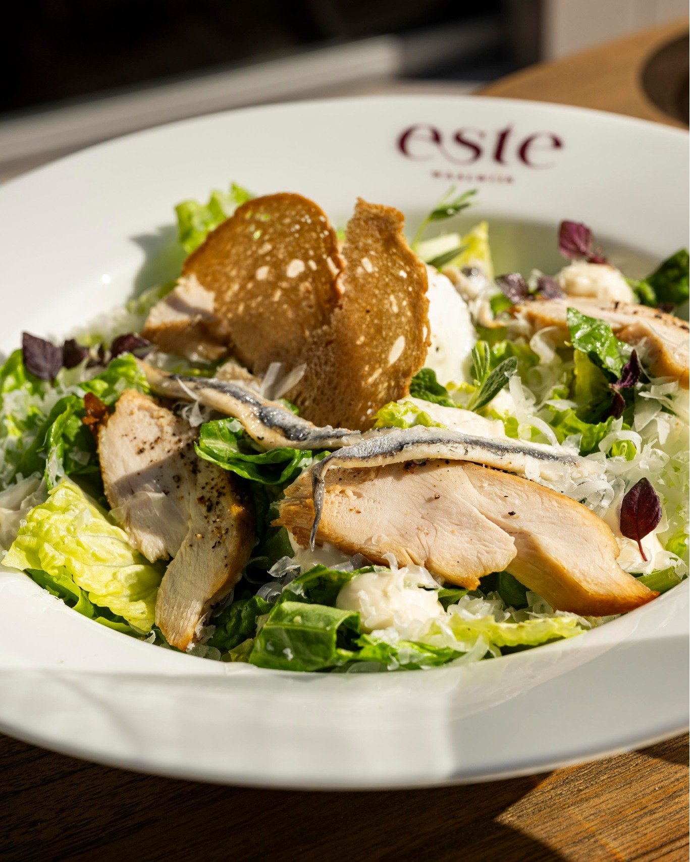 Caesar salad. Klassiek, goed en snel genoeg voor tussen afspraken door.

Lunch bij Este. Tot straks?

Reserveer je tafel via de link in bio.

#estewaalwijk #restauranteste #waalwijk #lunchbijeste #businesslunch #zakelijkelunch #zonderfranje