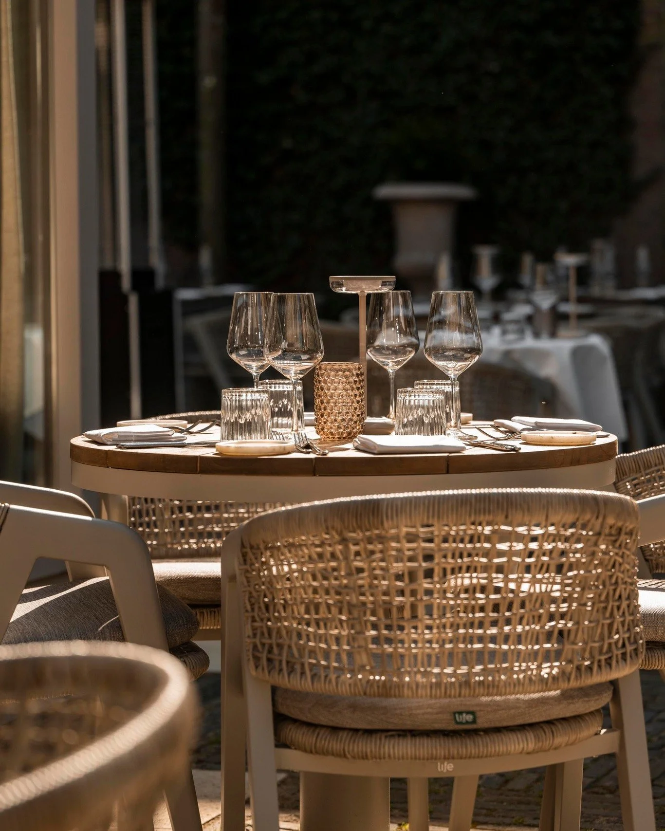 Tussen het groen, uit de wind, met uitzicht op de rietgedekte kloosterboerderij uit 1440. Een plek voor lange lunches, een goed glas wijn of een avond die mag blijven hangen.

#estewaalwijk #restauranteste #waalwijk #nieuwterras #terrasbijeste #buite