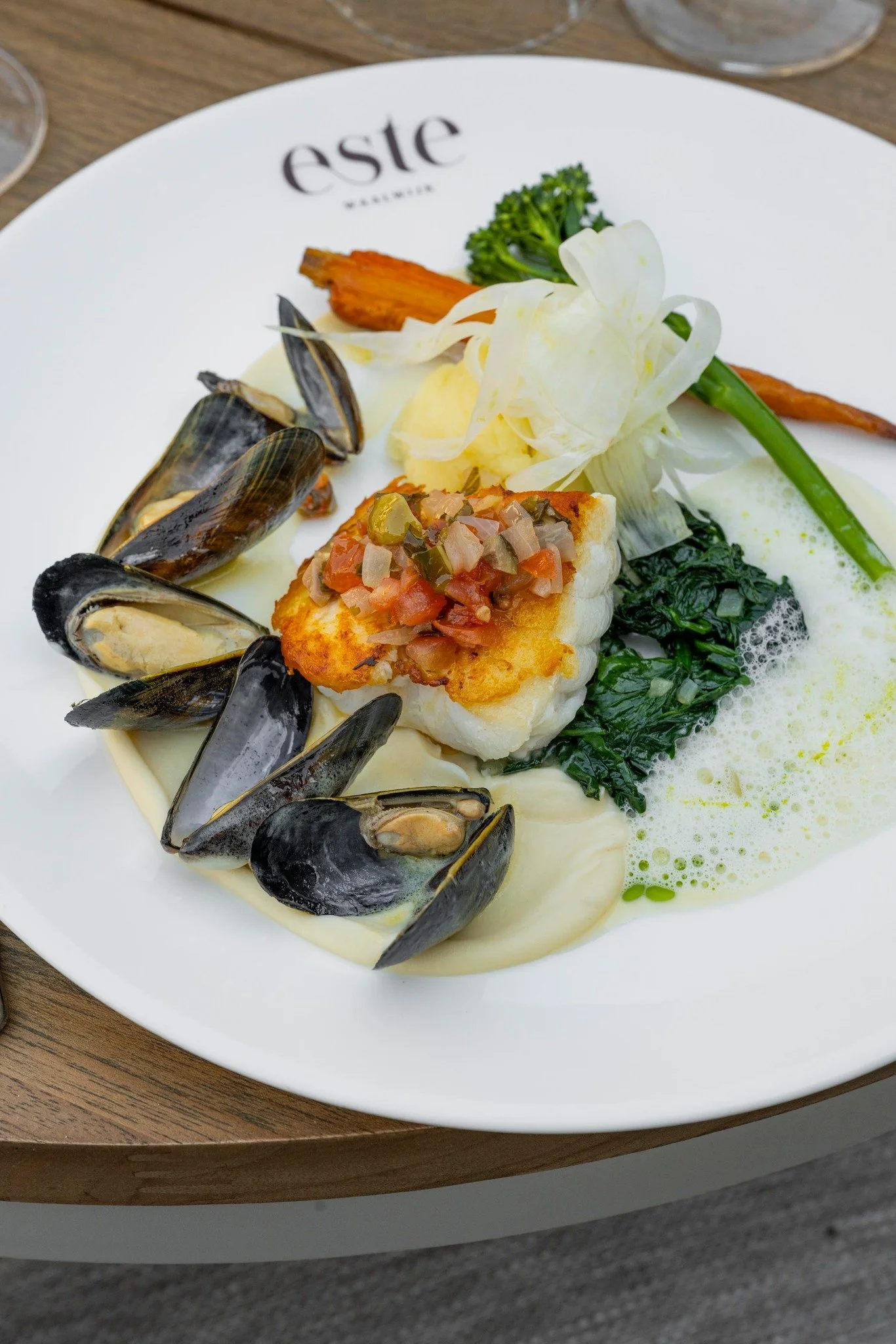 Zomer op je bord.
Zon op tafel.
Ons terras wacht op je...

#estewaalwijk #restauranteste #waalwijk #terrasbijeste #zomerbijeste #lunchbijeste #dinerbijeste #buiteneten #zonderfranje