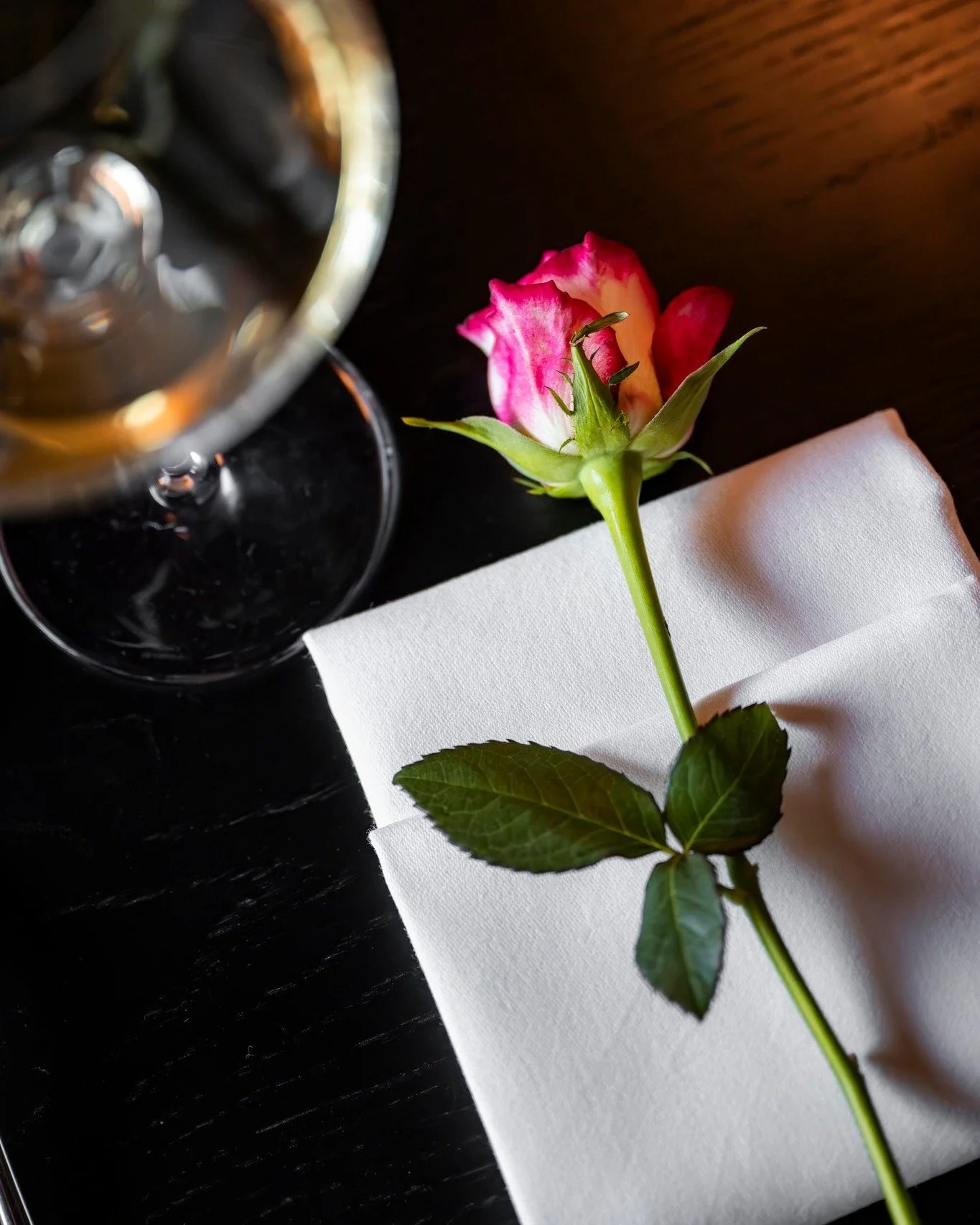Vandaag draait het ook bij ons om alle moeders.
Samen aan tafel, herinneringen ophalen of even stilstaan bij iemand die gemist wordt.

Voor alle moeders.
Vandaag een beetje extra.

#estewaalwijk #restauranteste #waalwijk #moederdag #bijeste