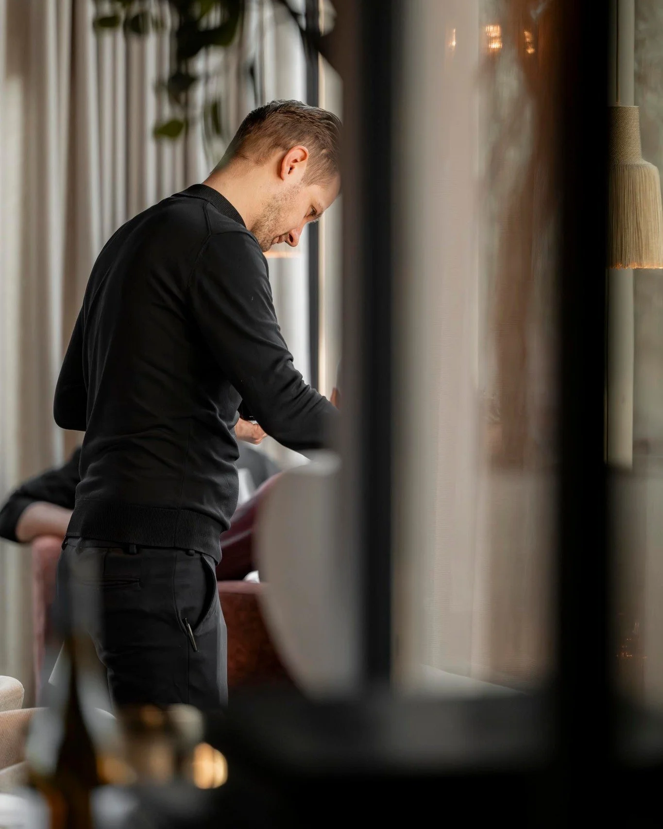 Onze Stephan.
Wijkenner bij uitstek, maar vooral liefhebber.
Hij leest de tafel, voelt het moment en verrast keer op keer met suggesties die blijven hangen.

Wat hij nu schenkt? Dat ontdek je vanzelf...

#EsteWaalwijk #RestaurantEste #Waalwijk #Somme