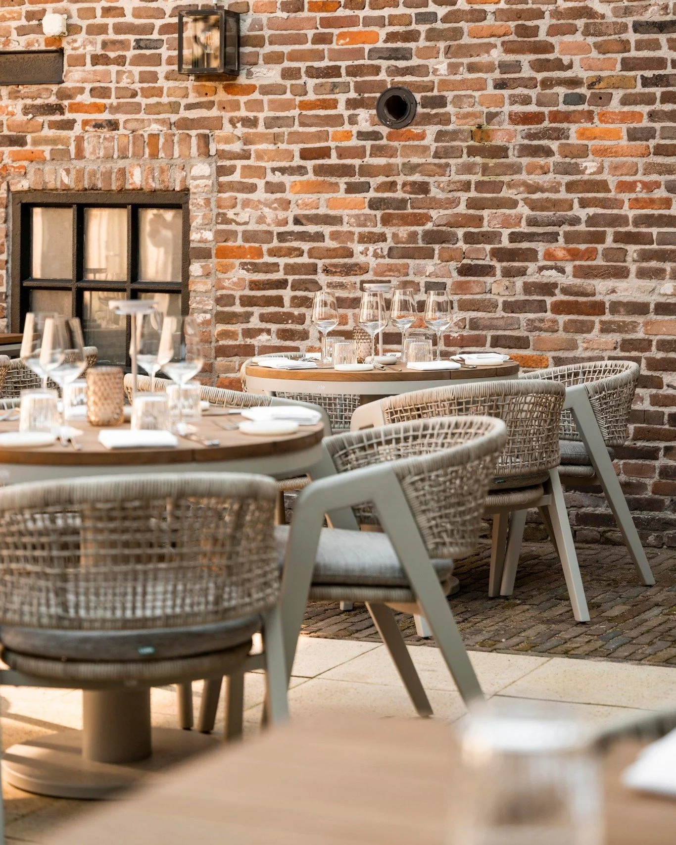 Achter Este ligt iets dat je niet direct ziet.

Een terras verscholen achter het restaurant, besloten en intiem, waar de dag langzaam overgaat in de avond. Hier wordt geluncht, blijven glazen langer staan en krijgen momenten de ruimte om te ontstaan.