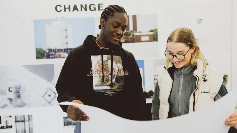 Myfyrwyr ym Mhrifysgol Oxford Brookes yn trafod llun.