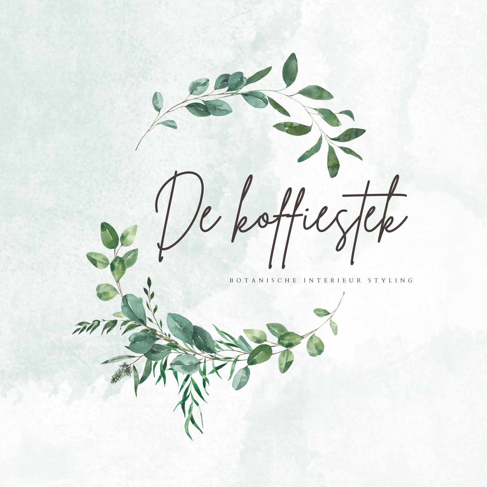 Decoratief botanisch ontwerp met groene bladeren en de tekst 'De koffiestok' en 'Botanische interieur styling' op een lichte, wazige achtergrond.