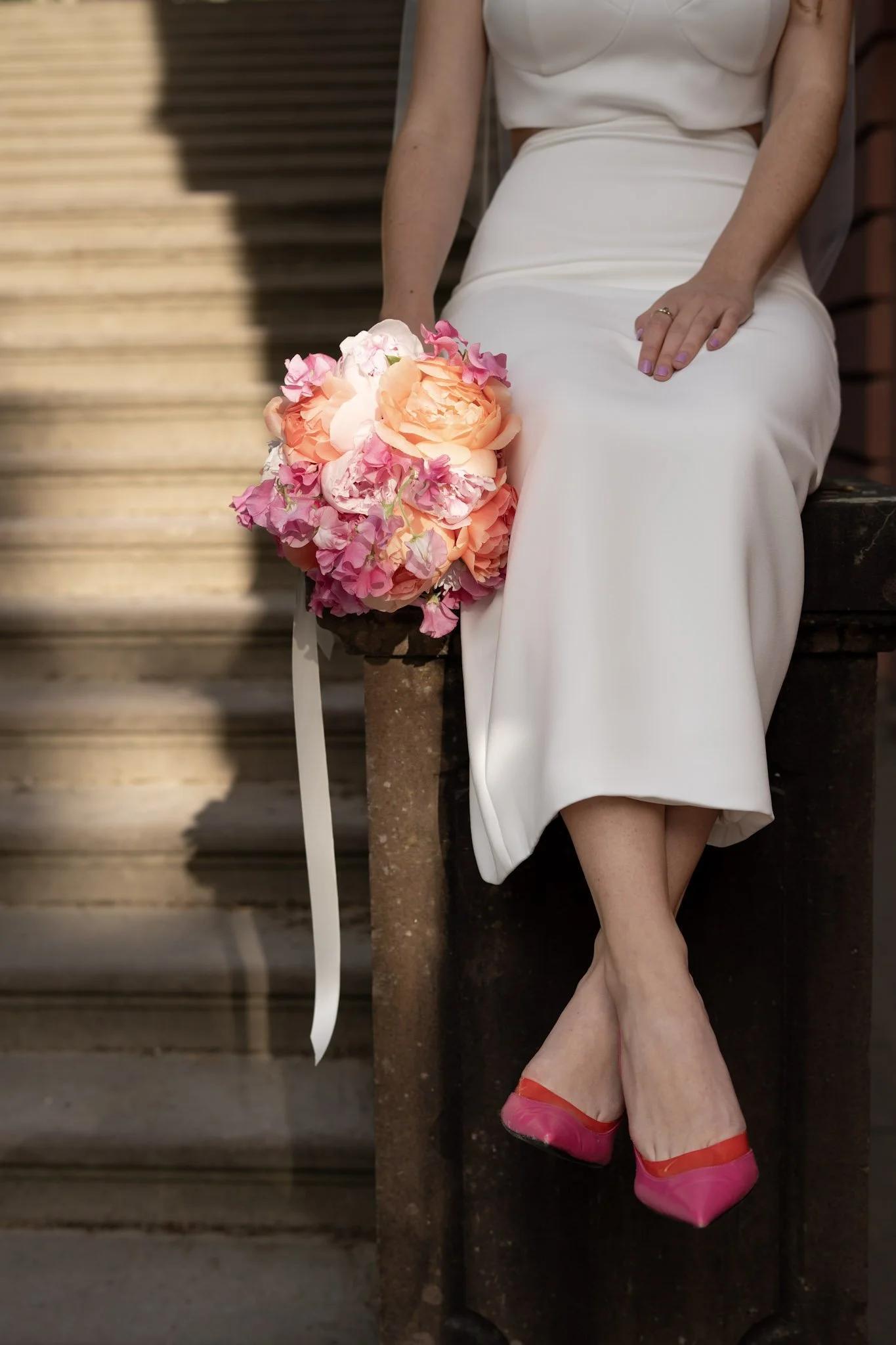 Brautstrauß und Brautschuhe – Hochzeitsfotograf Mainz und Umgebung mit Blick fürs Detail