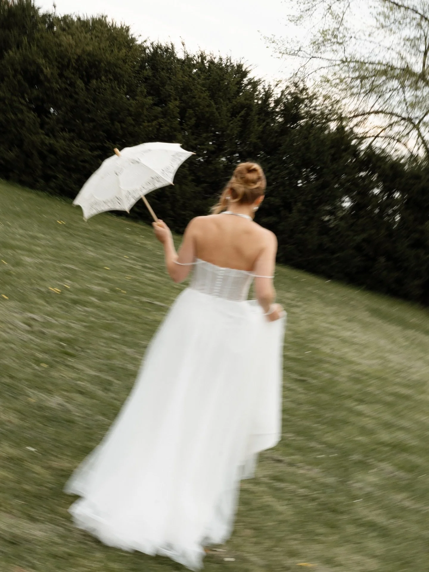 wedding photography 

styled shooting bridgerton 

location - @events_luisenlust 
photographer - @katharinaruehl.wedding 
hair &amp; makeup - @alenas.brautstyling 
dress - @brautjuwel.conceptstore 
deko &amp; florist - @fantasydeko 
planning -@the.we