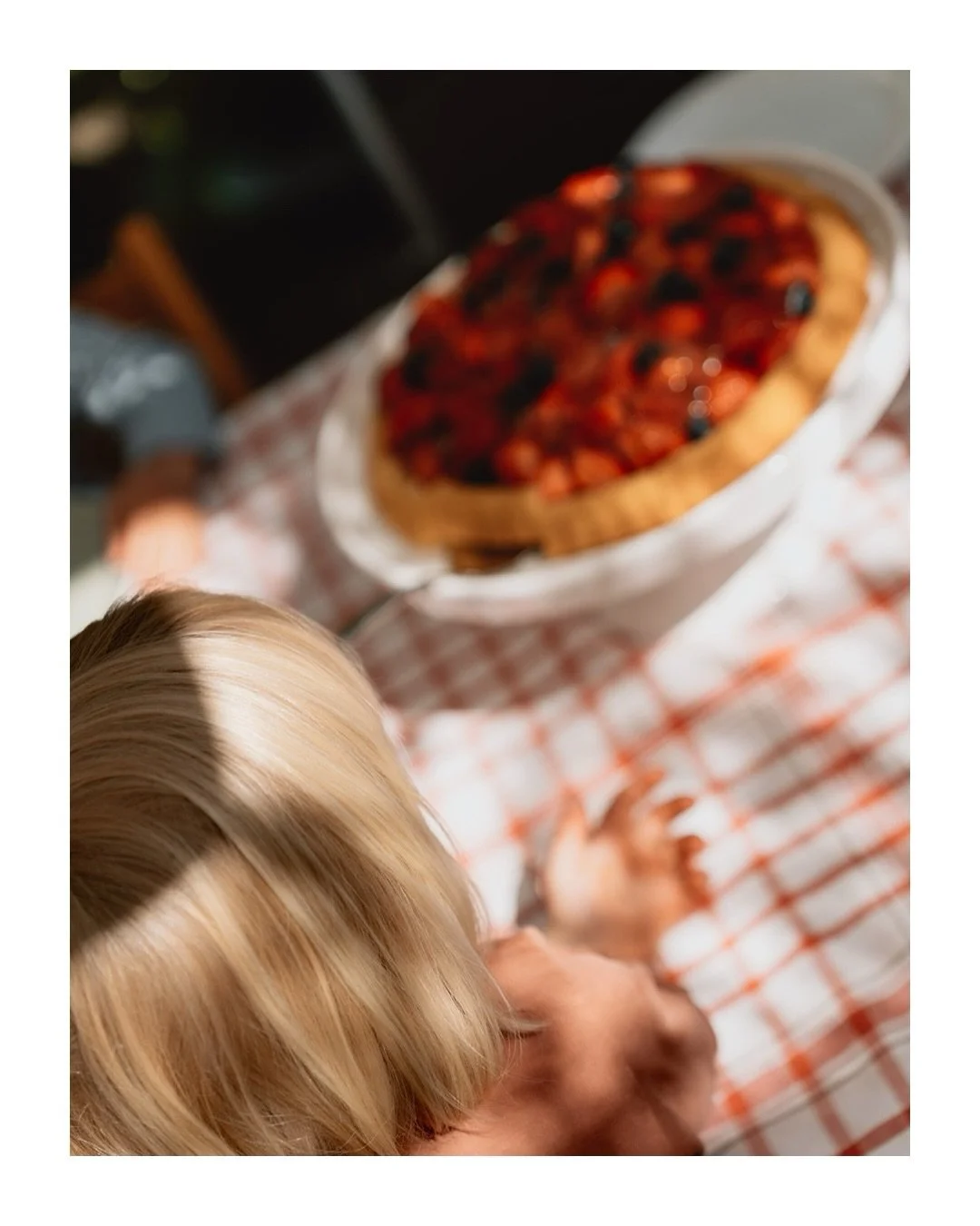 Sonnenstrahlen im Haar &amp; Erdbeeren an den H&auml;nden. 🍓

Familienshootings mit mehreren Generationen, Freude, Gl&uuml;cklich &amp; Leichtigkeit, sind einfach was f&uuml;r&lsquo;s Herz &amp; die Seele.

Familienfotografie | Familienfotografin | 
