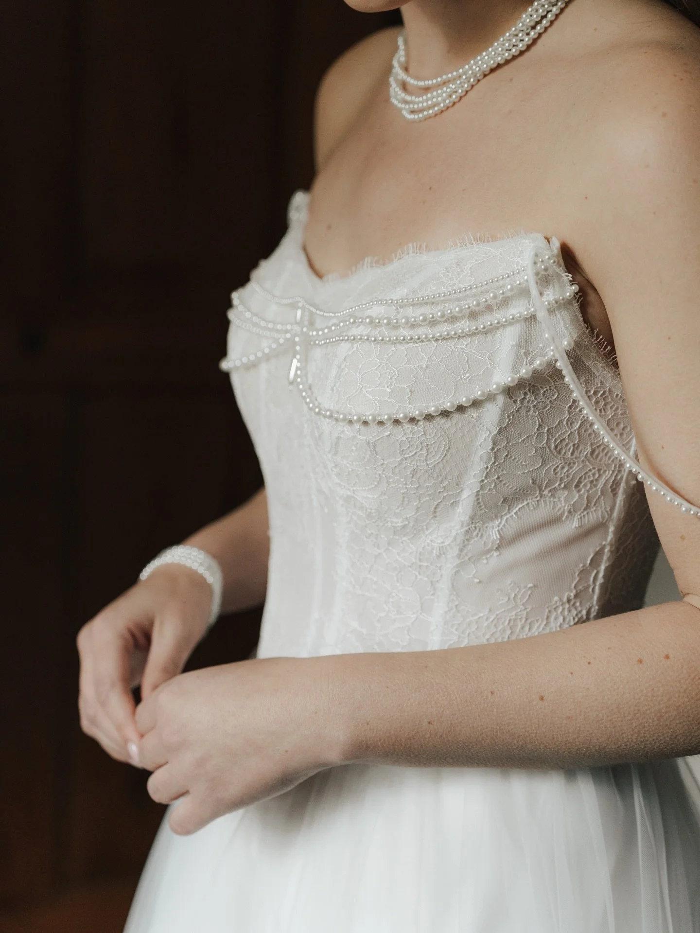 details. wedding photography 

location - @events_luisenlust 
photographer - @katharinaruehl.wedding 
hair &amp; makeup - @alenas.brautstyling 
dress - @brautjuwel.conceptstore 
deko &amp; florist - @fantasydeko 
planning -@the.wedding.concept
model 