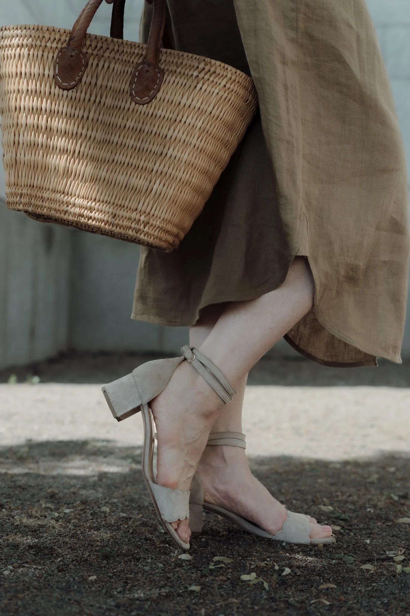 Detailaufnahme Basttasche und Sandalen von Kathis Shoes – Brandfotografie Mainz, minimalistisch und ästhetisch mit Fine Timeless Elegance von Katharina Rühl