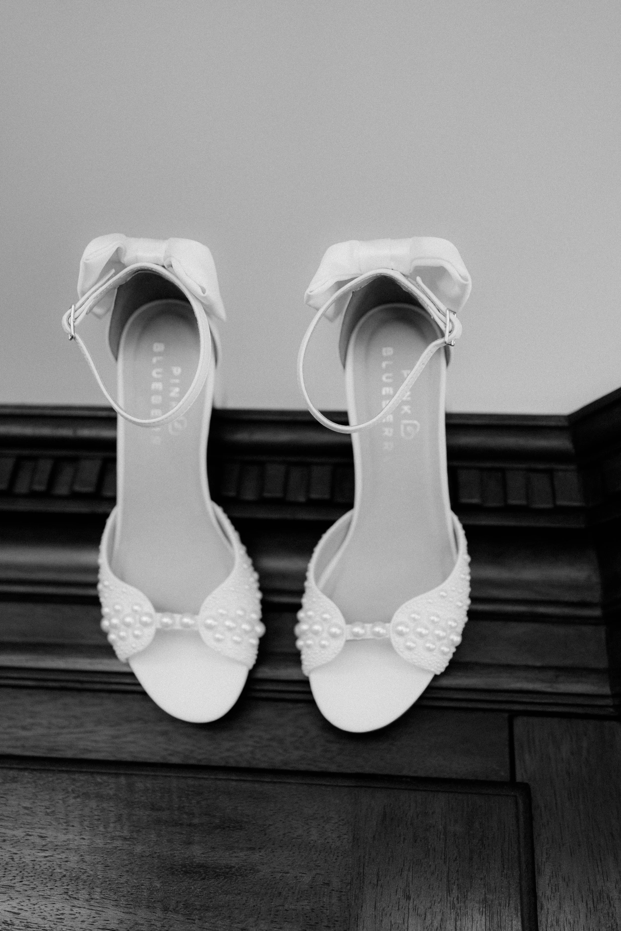 Getting Ready Foto der Brautschuhe in schwarzweiß– Hochzeitsfotograf Mainz und Umgebung mit Blick fürs Detail