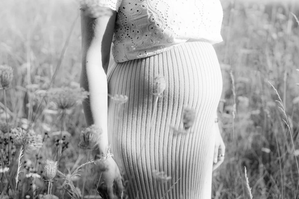 Elegante Babybauchfotografie in Mainz – natürliche Schwangerschaftsbilder von Katharina Rühl.
