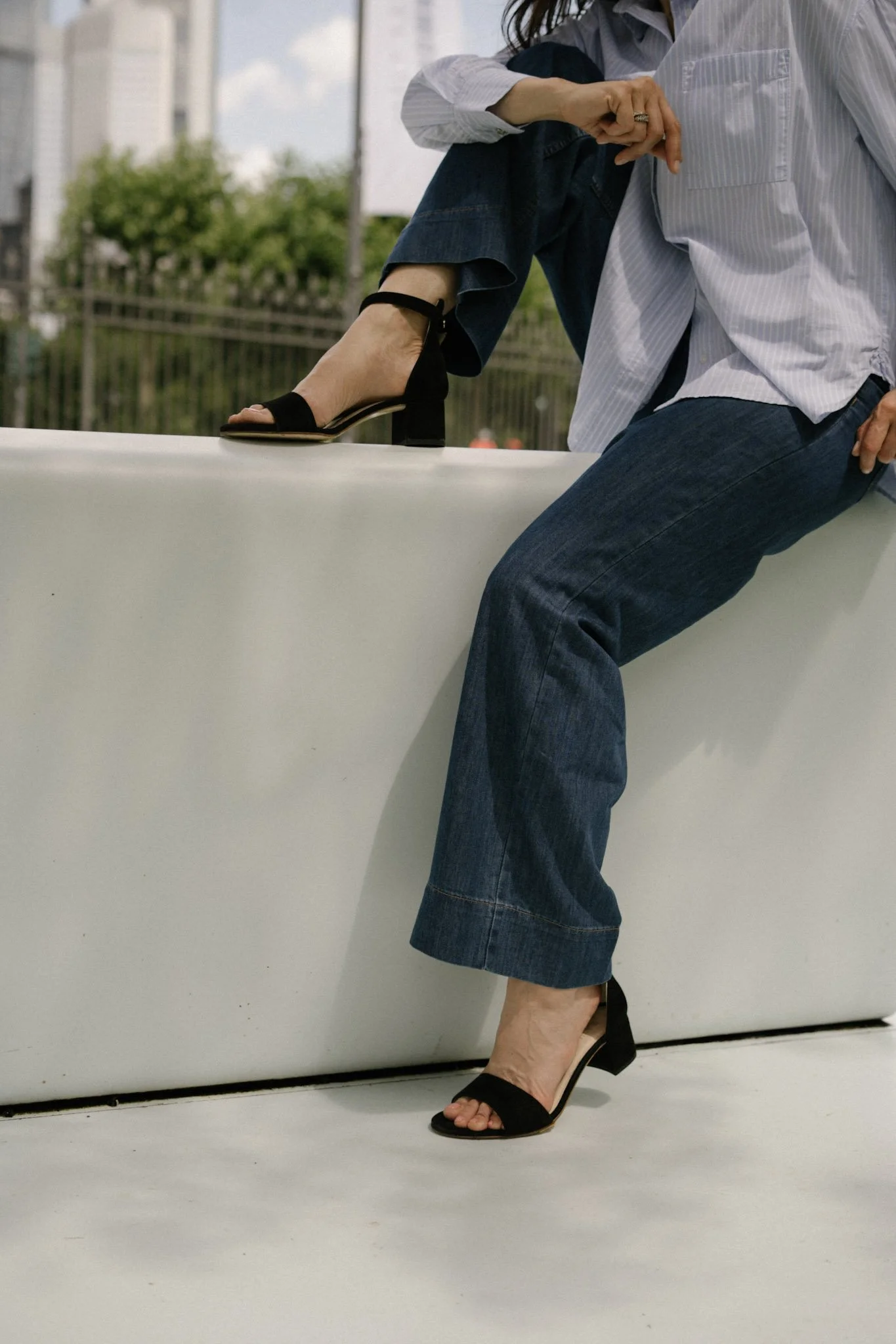 Editorial Brandshooting vor Skyline Frankfurt – stilvolle Brandfotografie Mainz mit minimalistischem, ästhetischem Look und fine timeless elegance