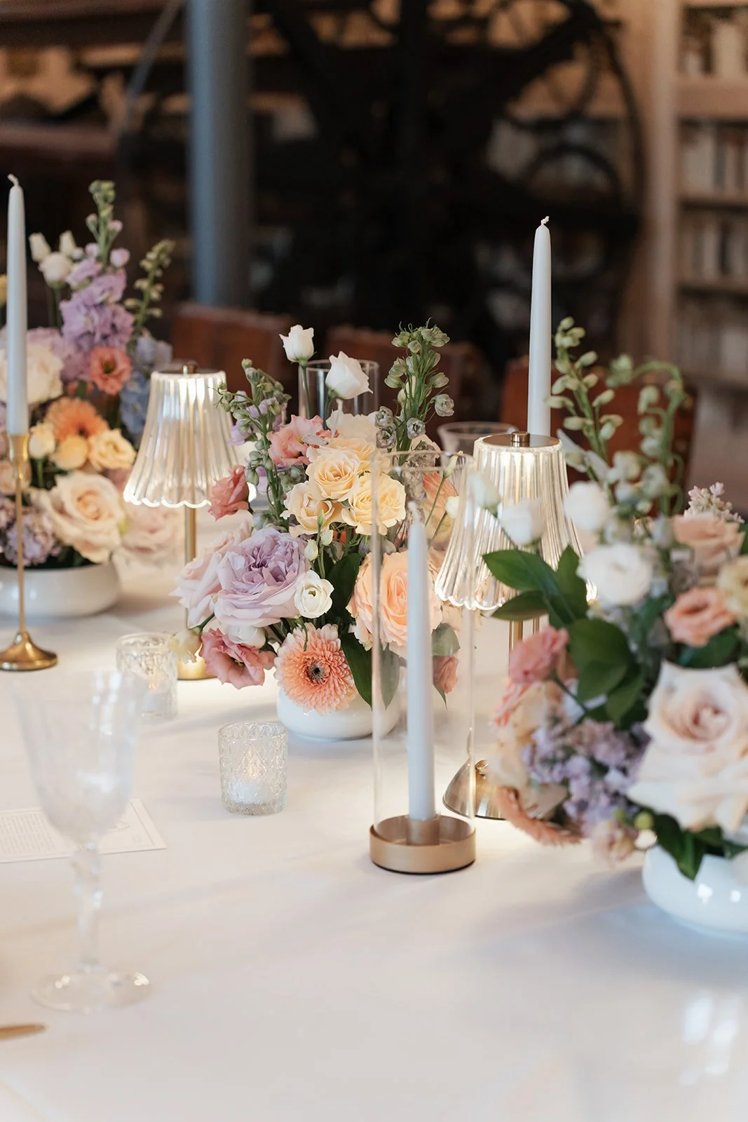 Verzierte Esstisch mit Blumen, Kerzen, Gläsern und Lampen in elegantem Dekor