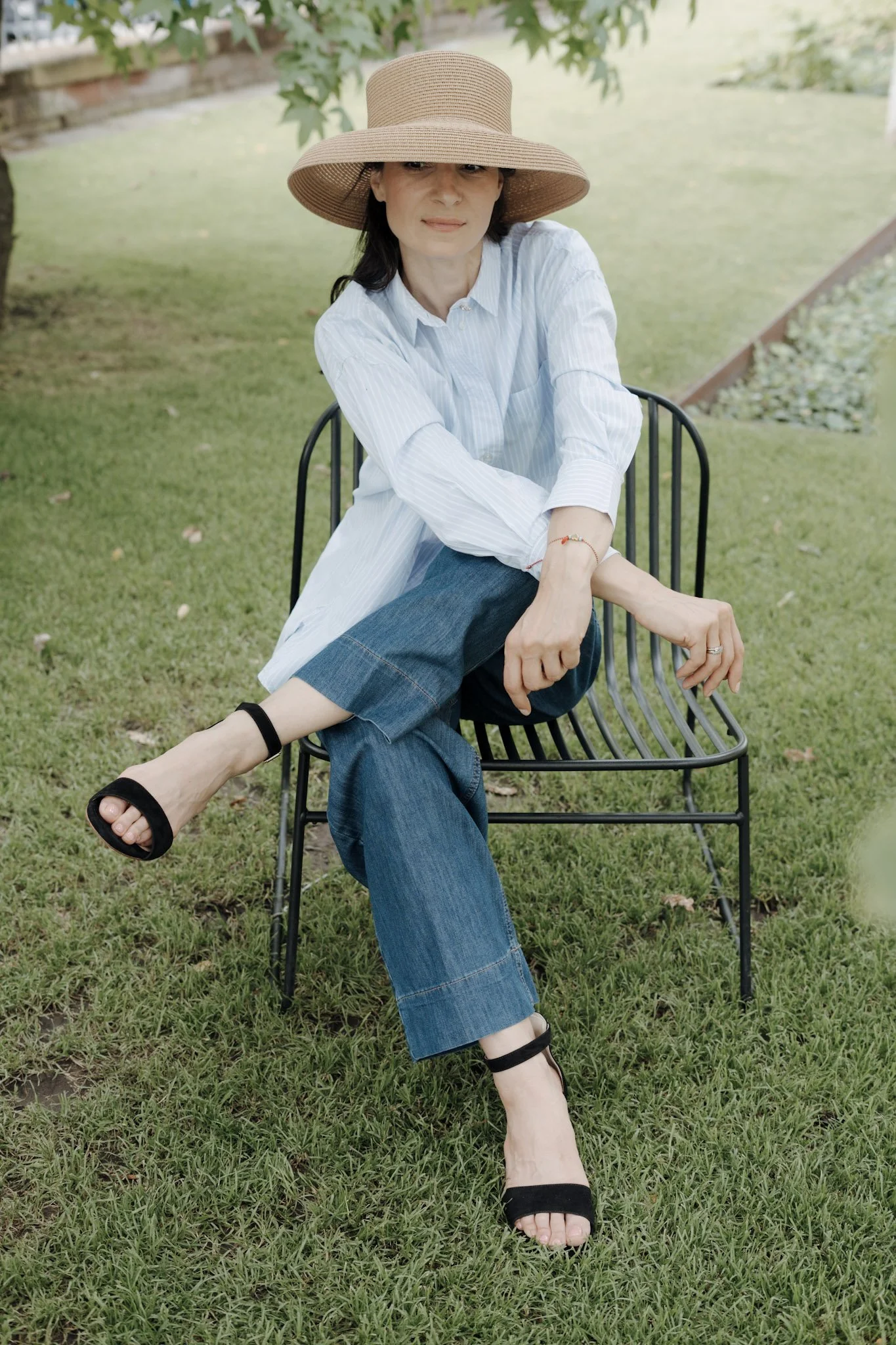 Editorial Brandshooting im Garten – stilvolle Brandfotografie Mainz mit minimalistischem, ästhetischem Look und fine timeless elegance