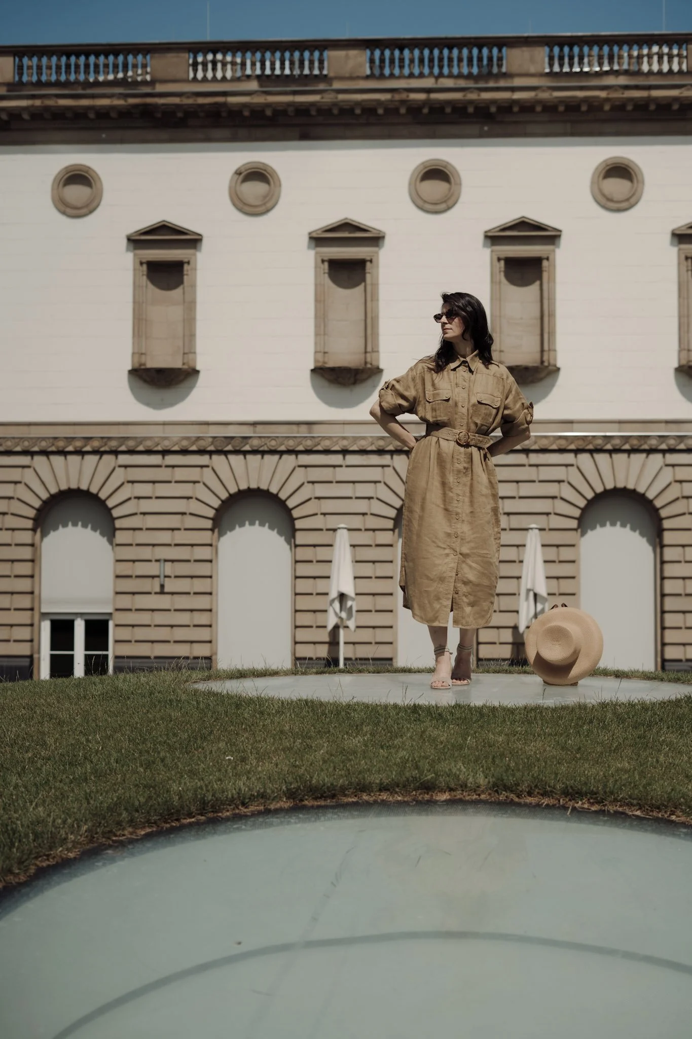 Stilvolles Editorial-Portrait entstanden bei einem Fascionshooting Kathis Shows – Commercial Brandfotografie Mainz im minimalistischen Look mit fine timeless elegance von Katharina Rühl