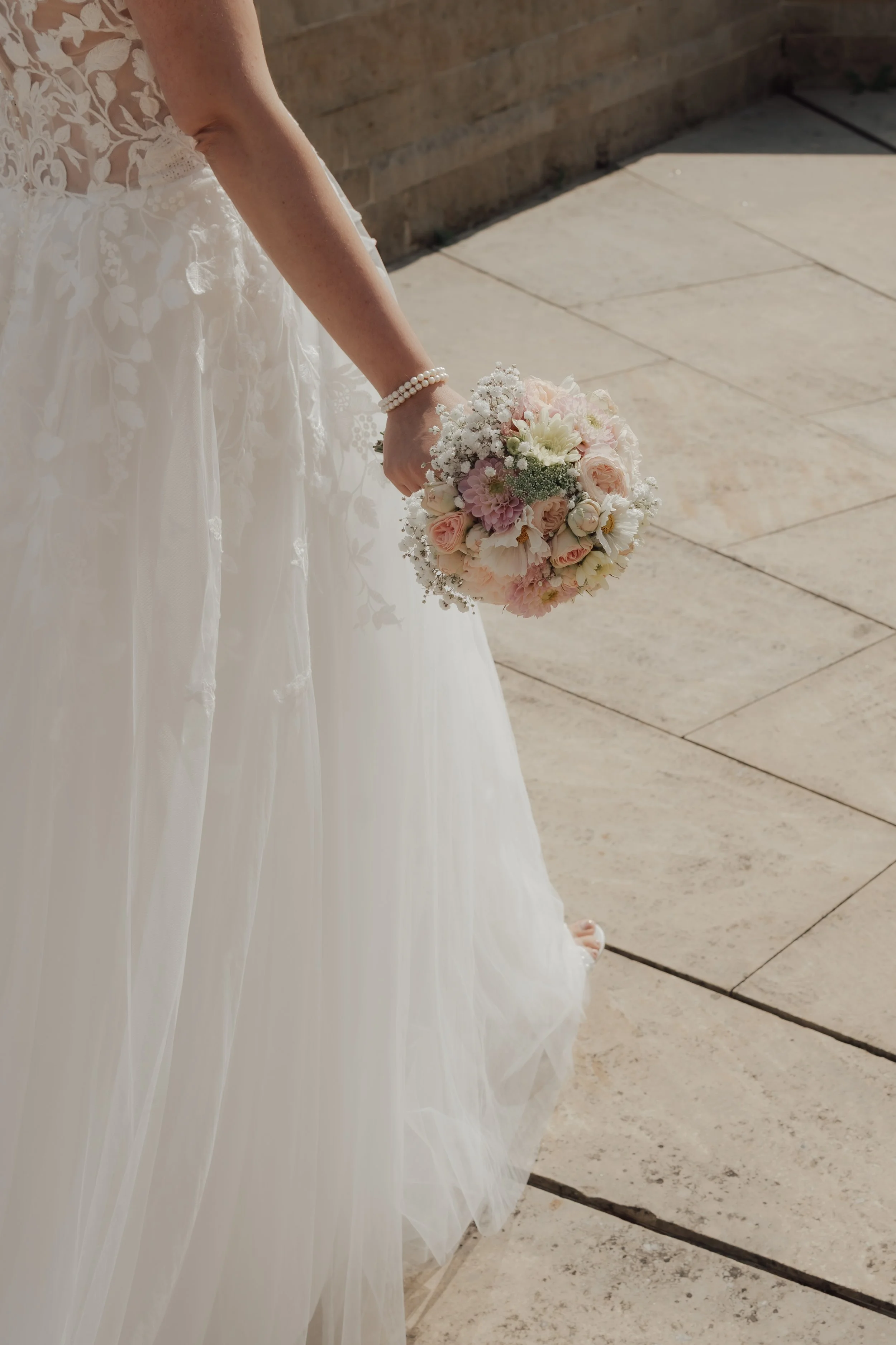 Brautstrauß und Brautschuhe – Hochzeitsfotograf Mainz und Umgebung mit Blick fürs Detail