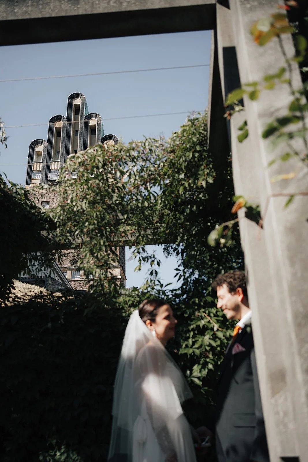 Hochzeitsfotograf Darmstadt – natürliches Paarportrait in den Gärten der Mathildenhöhe