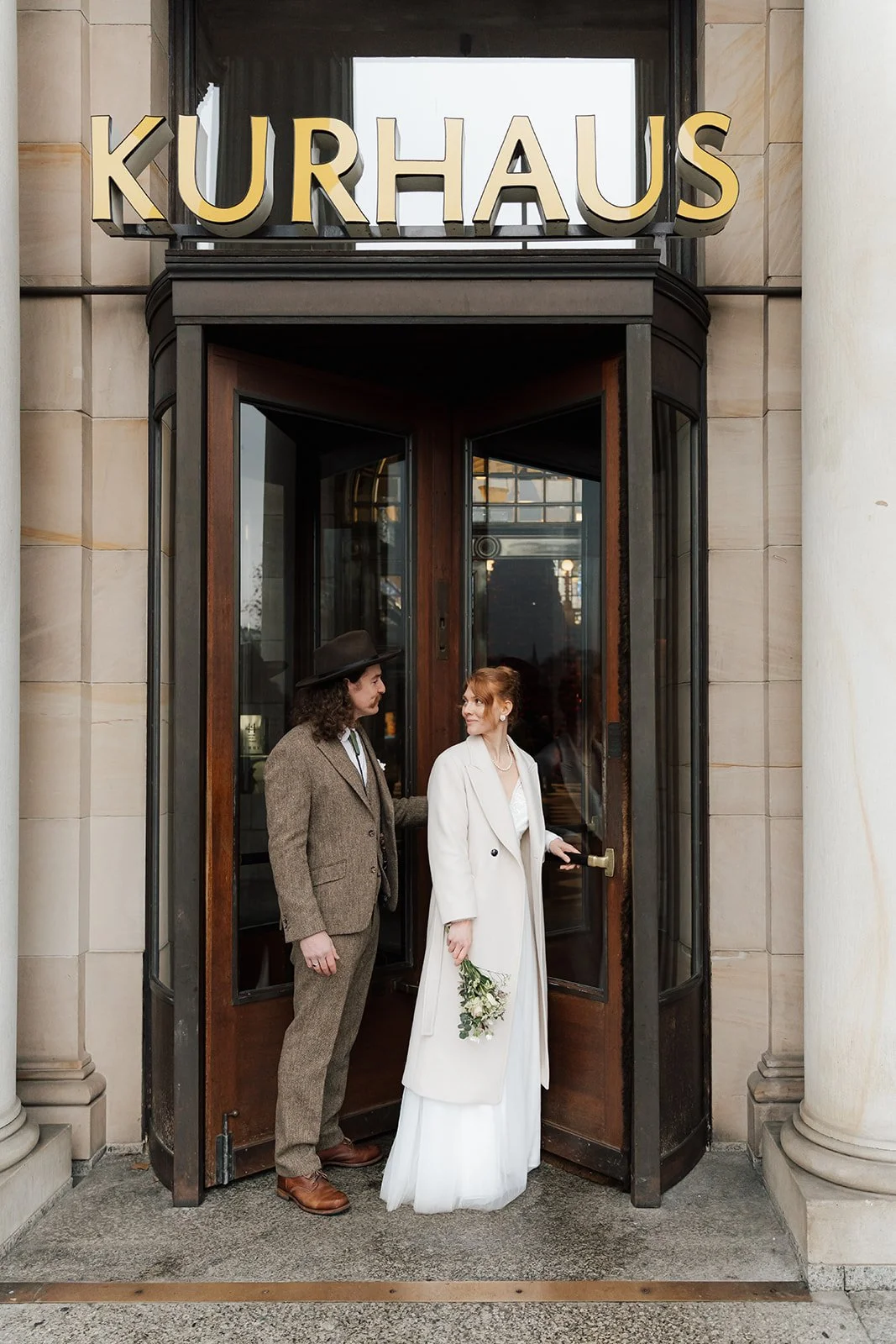 Brautpaar nach der standesamtlichen Trauung in Wiesbaden – elegante und zeitlose Hochzeitsfotografie von Katharina Rühl