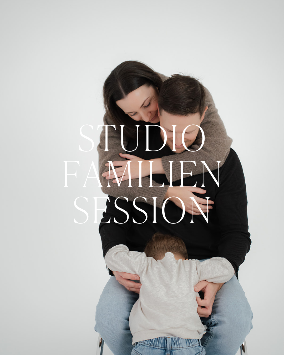 Familie in Umarmung bei Familiensession in Fotostudio, weiße Wand, lächelnde Eltern, Kind umarmt Eltern