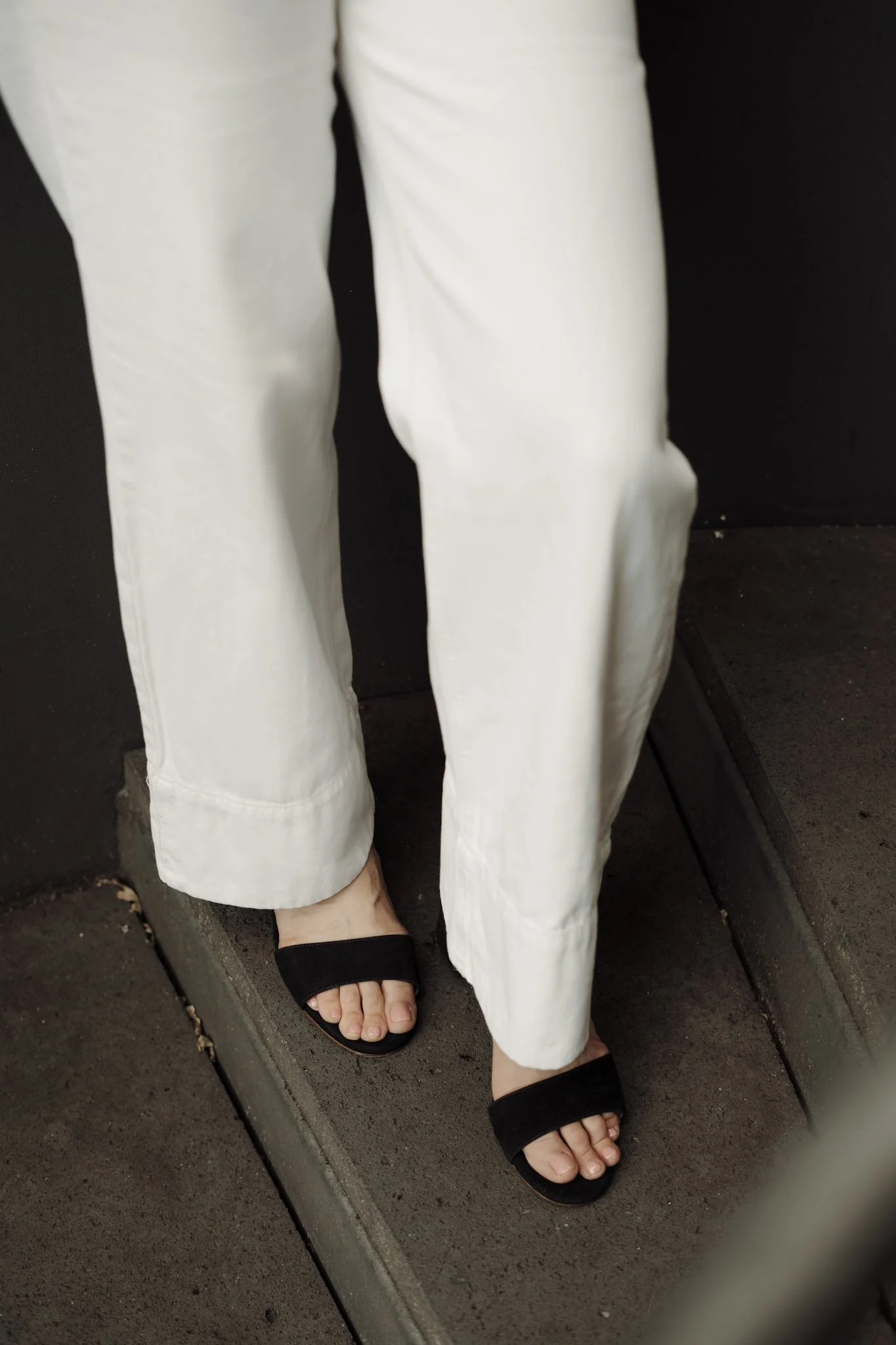 Detailaufnahme Sandalen in Übergrößen von Kathis Shoes – Brandfotografie Mainz, minimalistisch und ästhetisch mit Fine Timeless Elegance von Katharina Rühl