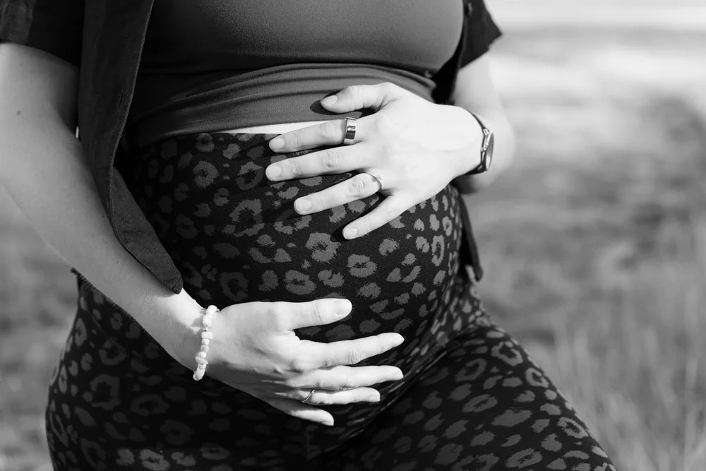 Zeitlose Babybauchfotografie mit natürlicher Bildsprache – Schwangerschaftsshooting von Katharina Rühl.