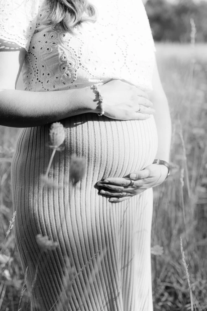 Zeitlose Babybauchfotografie mit natürlicher Bildsprache – Schwangerschaftsshooting von Katharina Rühl.