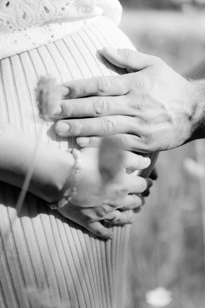 Elegante Babybauchfotografie in Mainz – natürliche Schwangerschaftsbilder von Katharina Rühl.