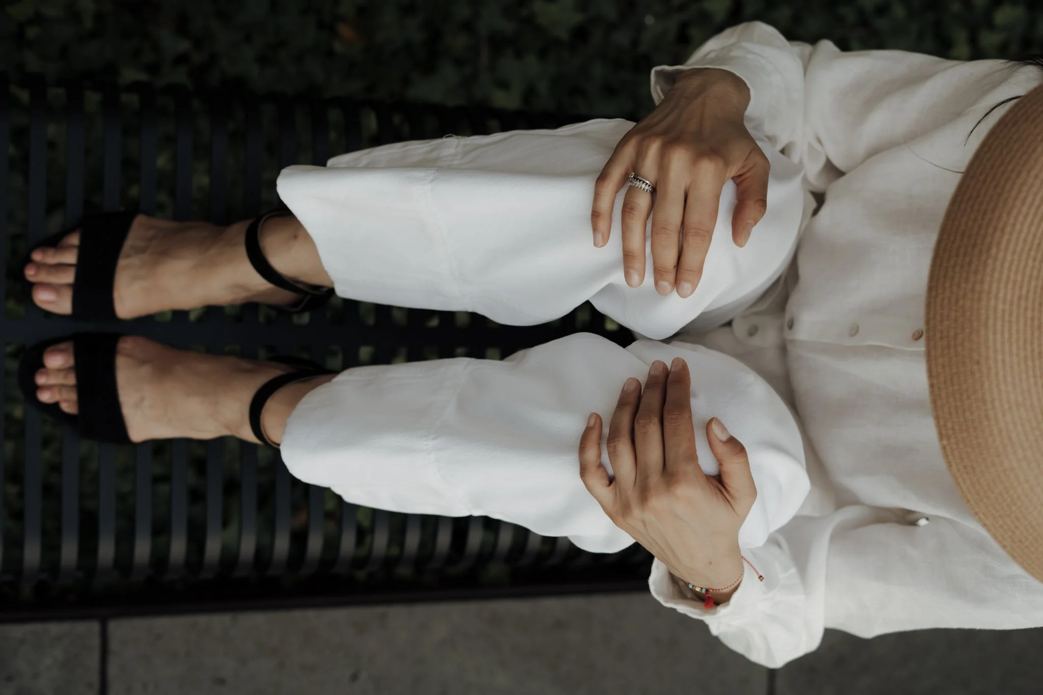 Detailaufnahme Sandalen in Übergrößen von Kathis Shoes – Brandfotografie Mainz, minimalistisch und ästhetisch mit Fine Timeless Elegance von Katharina Rühl