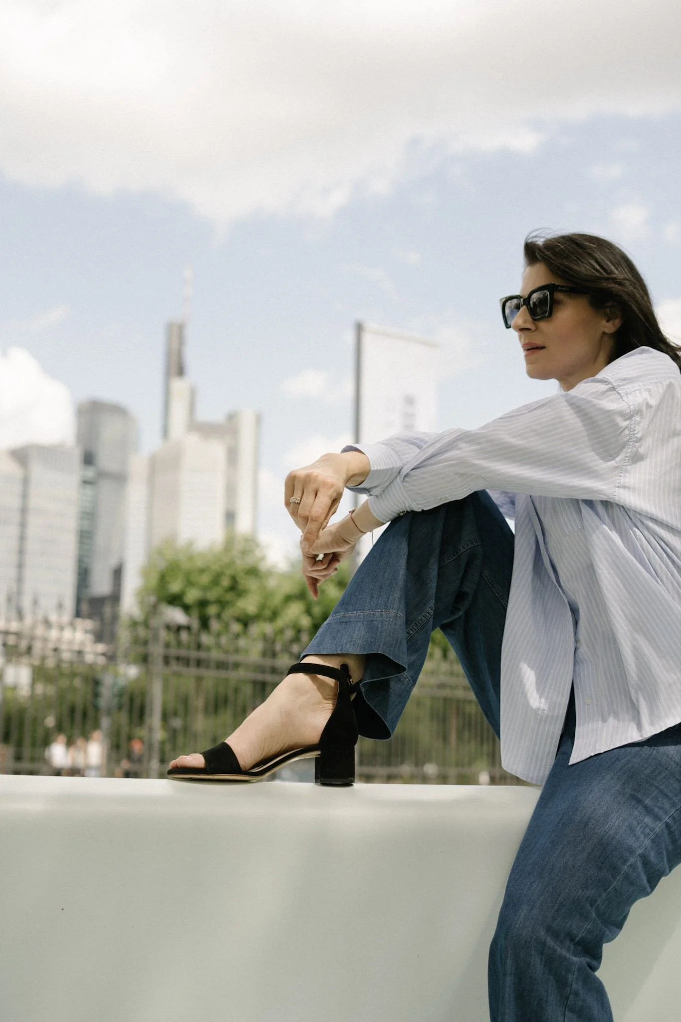 Editorial Brandshooting vor Skyline Frankfurt – stilvolle Brandfotografie Mainz mit minimalistischem, ästhetischem Look und fine timeless elegance