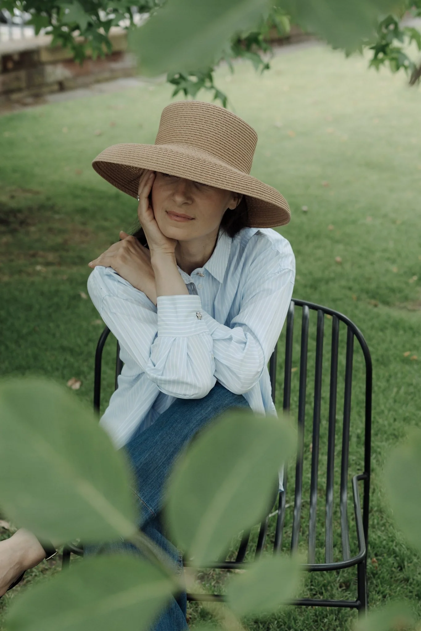 Editorial Brandshooting im Garten – stilvolle Brandfotografie Mainz mit minimalistischem, ästhetischem Look und fine timeless elegance
