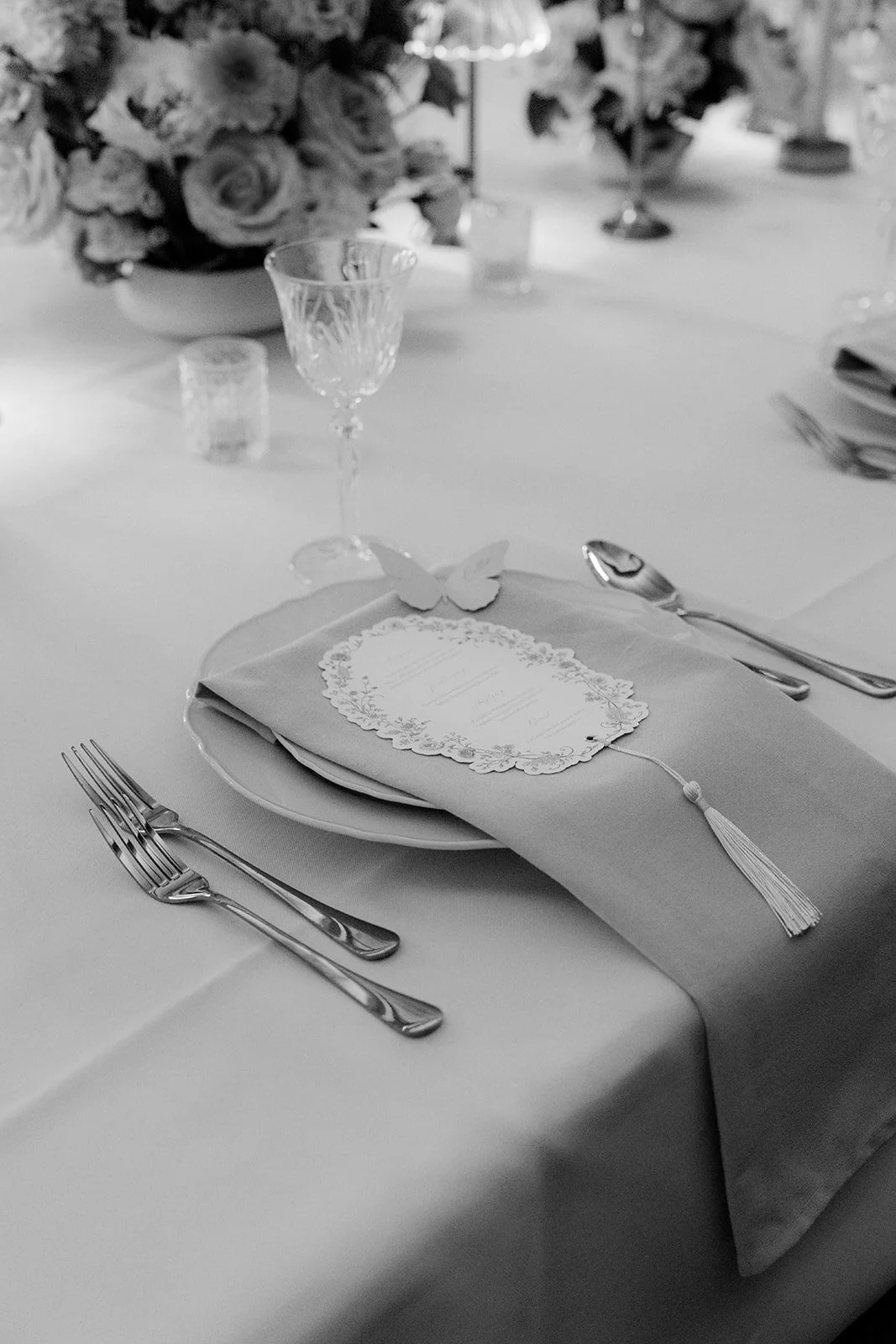 Fine Art Hochzeitsfotografie in Mainz – stilvoll gedeckter Hochzeitstisch mit eleganten Details und natürlichem Licht, fotografiert von Katharina Rühl