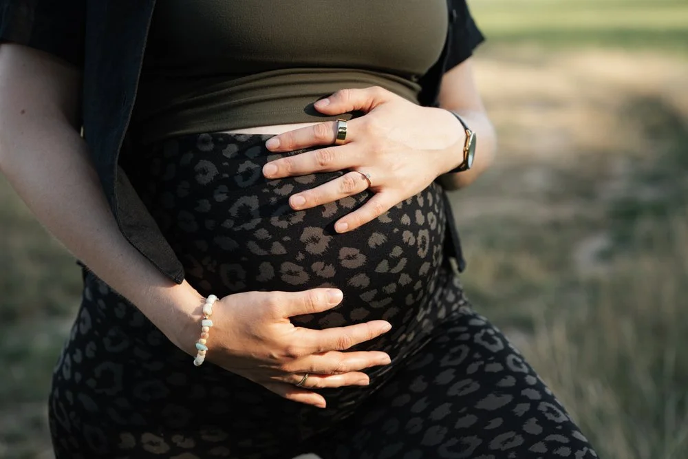 Zeitlose Babybauchfotografie mit natürlicher Bildsprache – Schwangerschaftsshooting von Katharina Rühl.