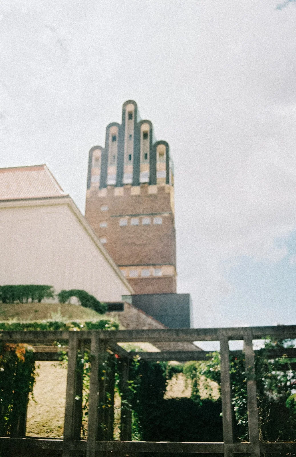 Hochzeitsfotograf Darmstadt – authentische, zeitlose analoge Hochzeitsreportage am Hochzeitsturm Mathildenhöhe