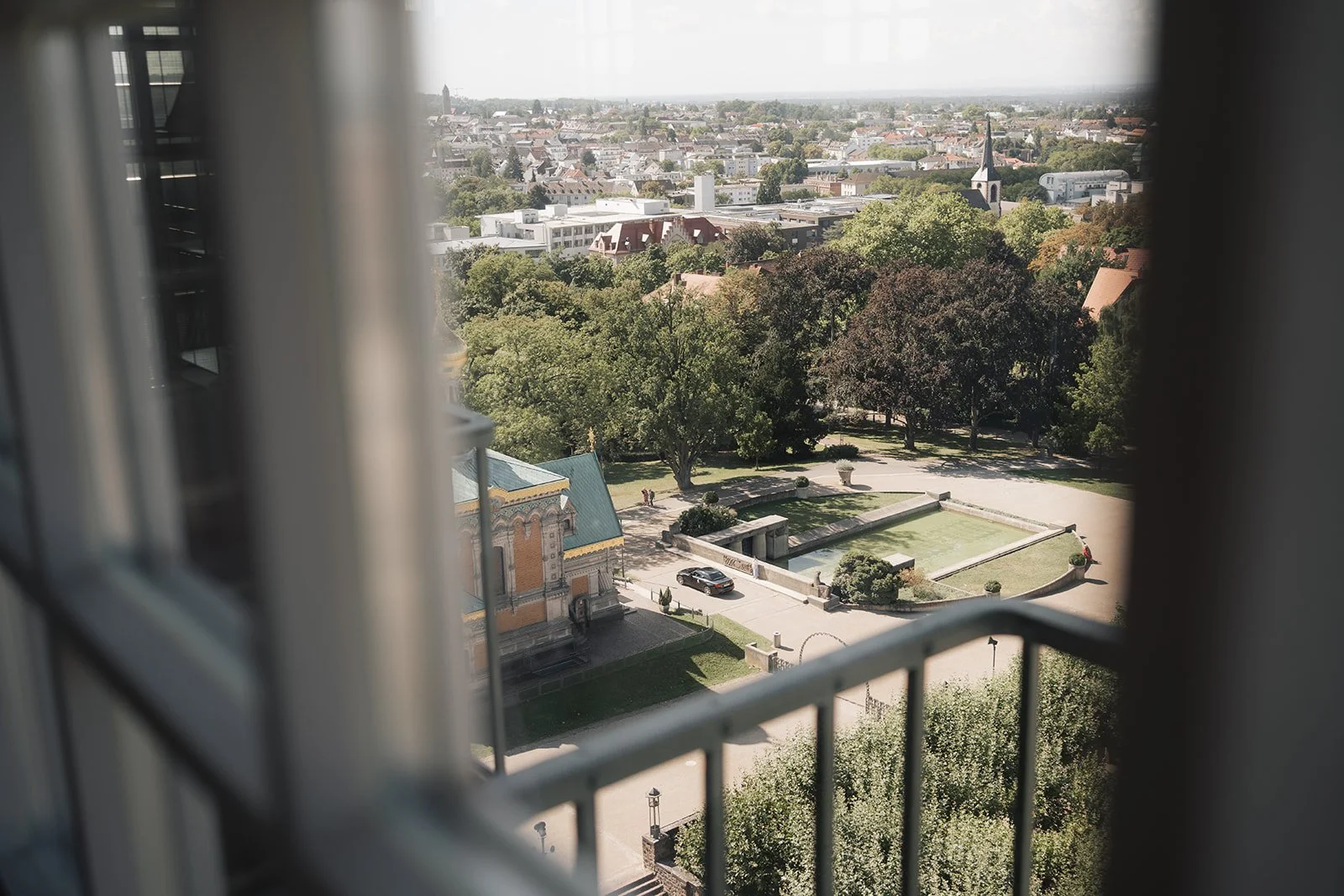 Hochzeitsfotograf Darmstadt: modernes, persönliches Foto aus dem Hochzeitsturm auf die Mathildenhöhe.