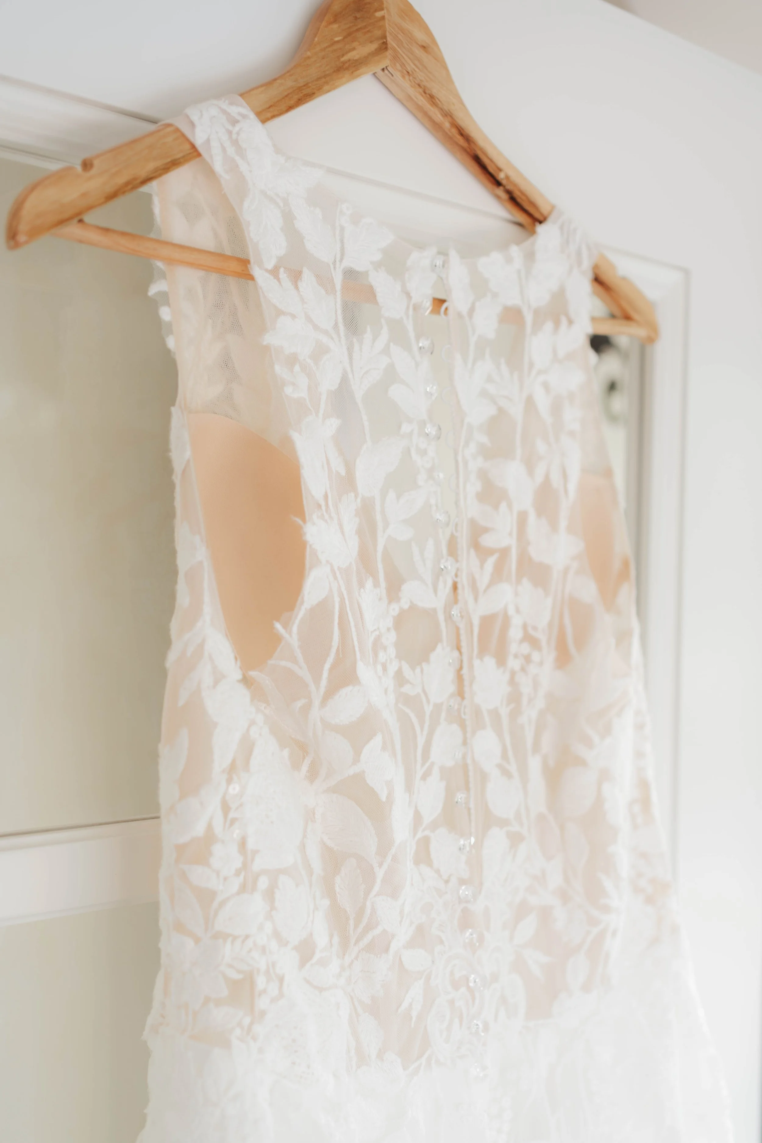 Getting Ready Foto des Brautkleids– Hochzeitsfotograf Mainz und Umgebung mit Blick fürs Detail