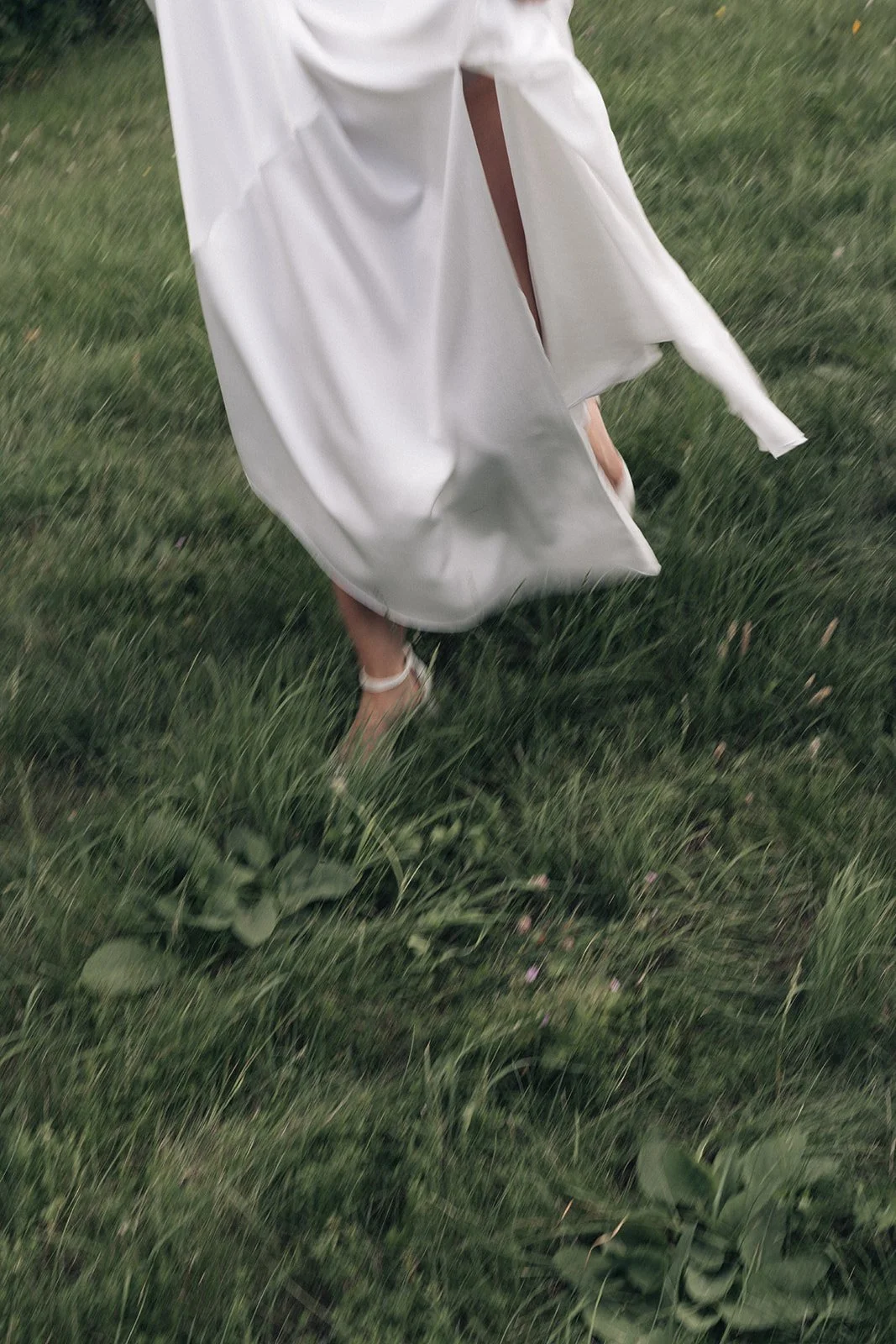 Brautpaar bei einer Destination Hochzeit in der Toskana – natürliche und elegante Hochzeitsfotografie in mediterraner Landschaft