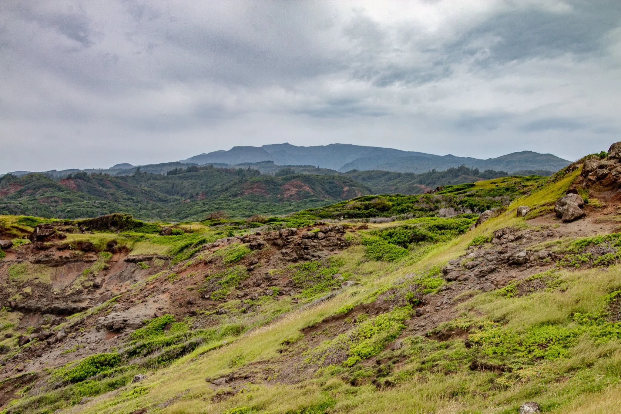 Lush volcanic ridges and coastal landscape of the West Maui Mountains near Nakalele Blowhole on Maui’s northwest coast.