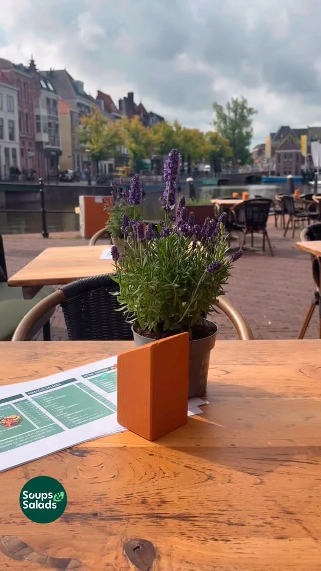 We need this! Heb jij al je vitamines op vandaag? Probeer een van onze smoothies en voeg een beetje gember toe voor die extra kick! Happy Friday! 🍓