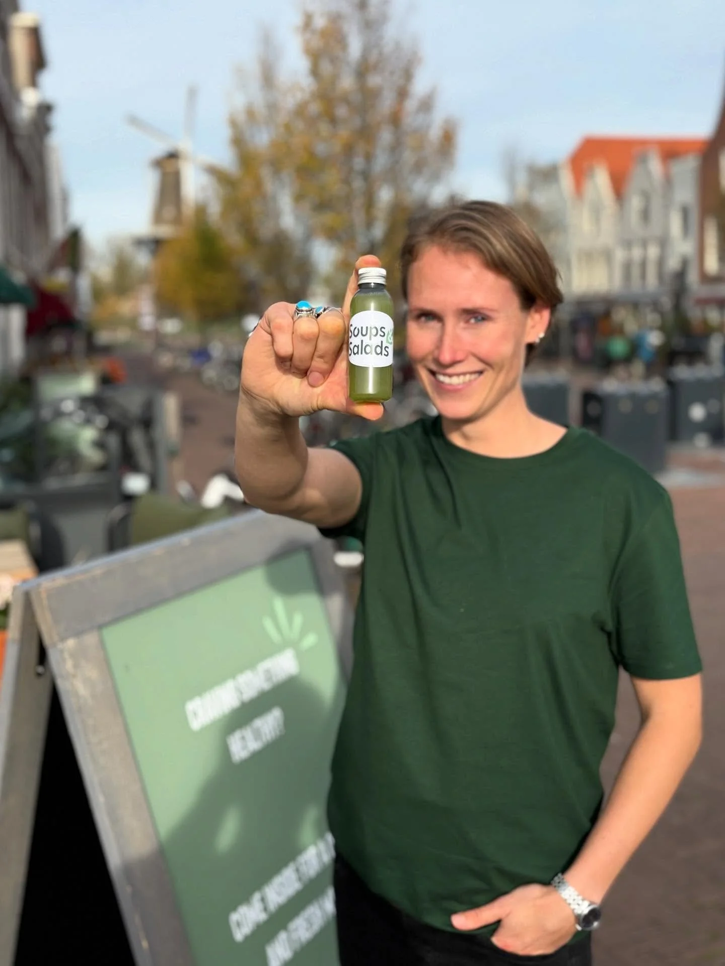 🥒Een frisse boost om het weekend in te gaan! 
Onze groenteshot met komkommer, bleekselderij, citroen, gember en kokoswater. 
Vol vitamines, goed voor je spijsvertering en perfect voor een beetje extra energie! ✨