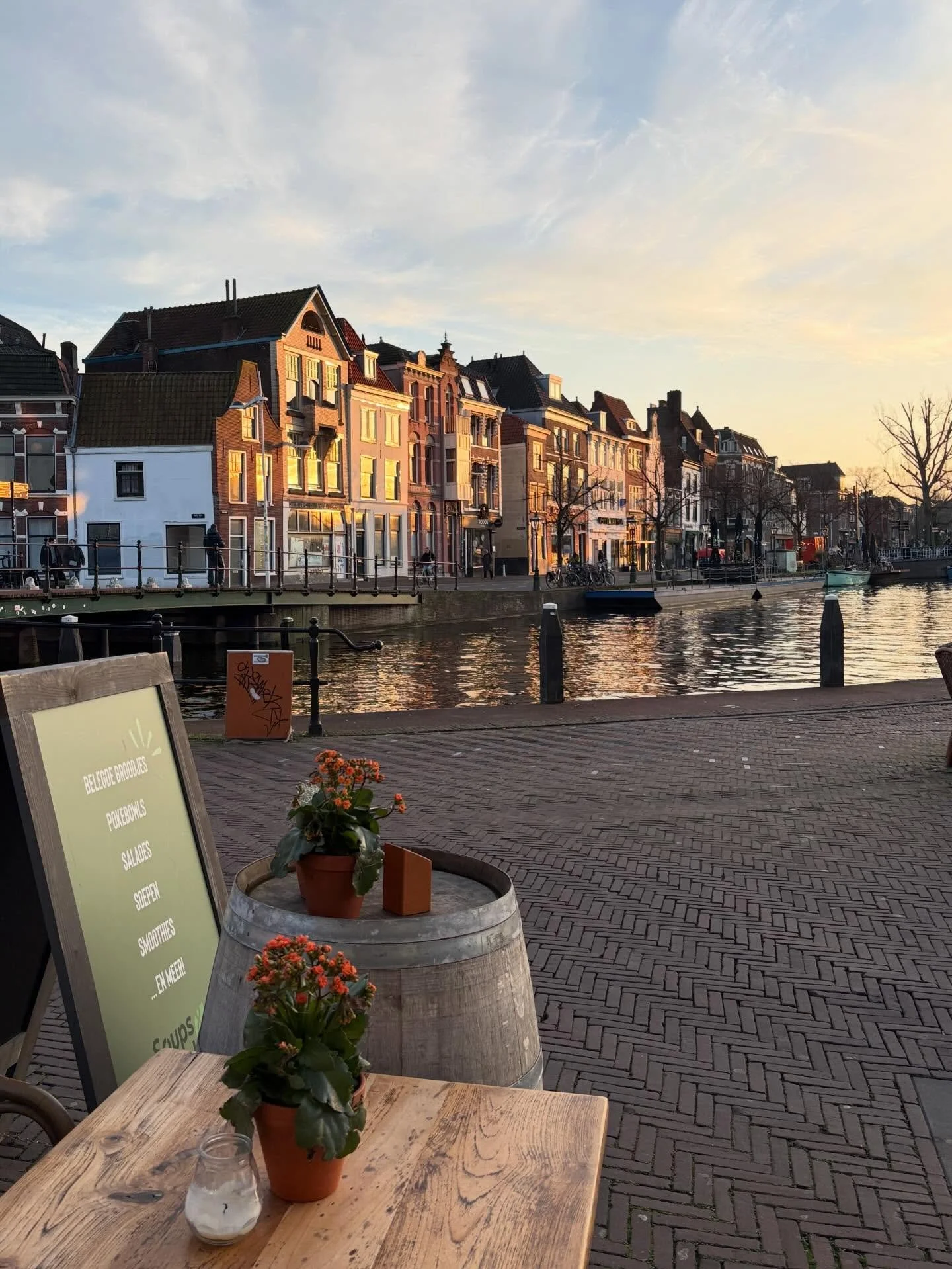 🌇Het is misschien koud buiten maar het uitzicht vanaf ons terras blijft mooi! 
Kom je opwarmen met een soepje?